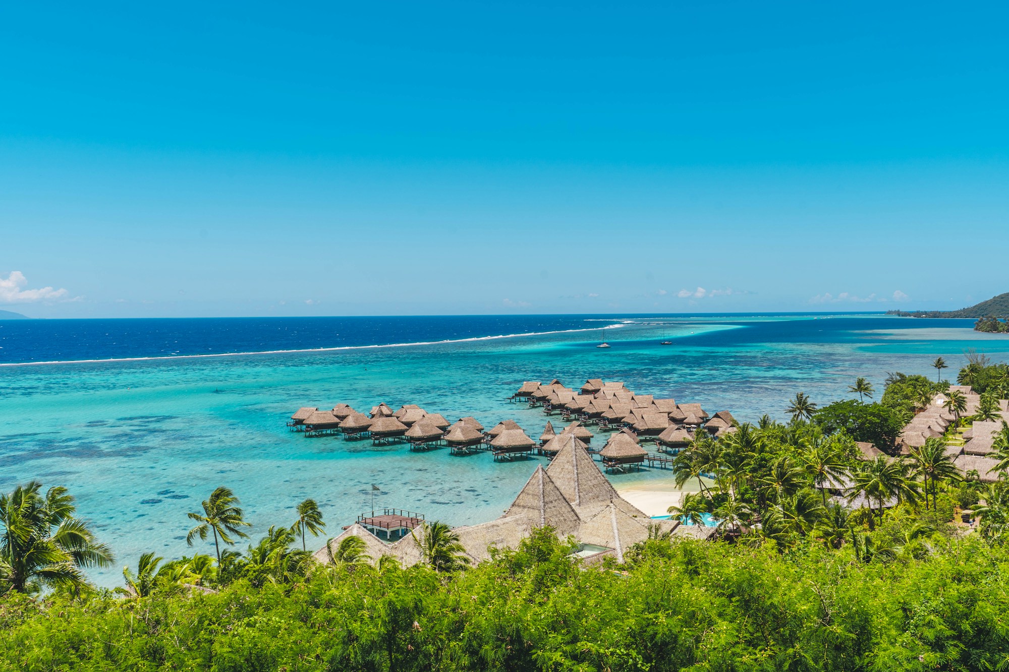 Bungalows sur pilotis sur le lagon turquoise de Moorea, Polynésie française