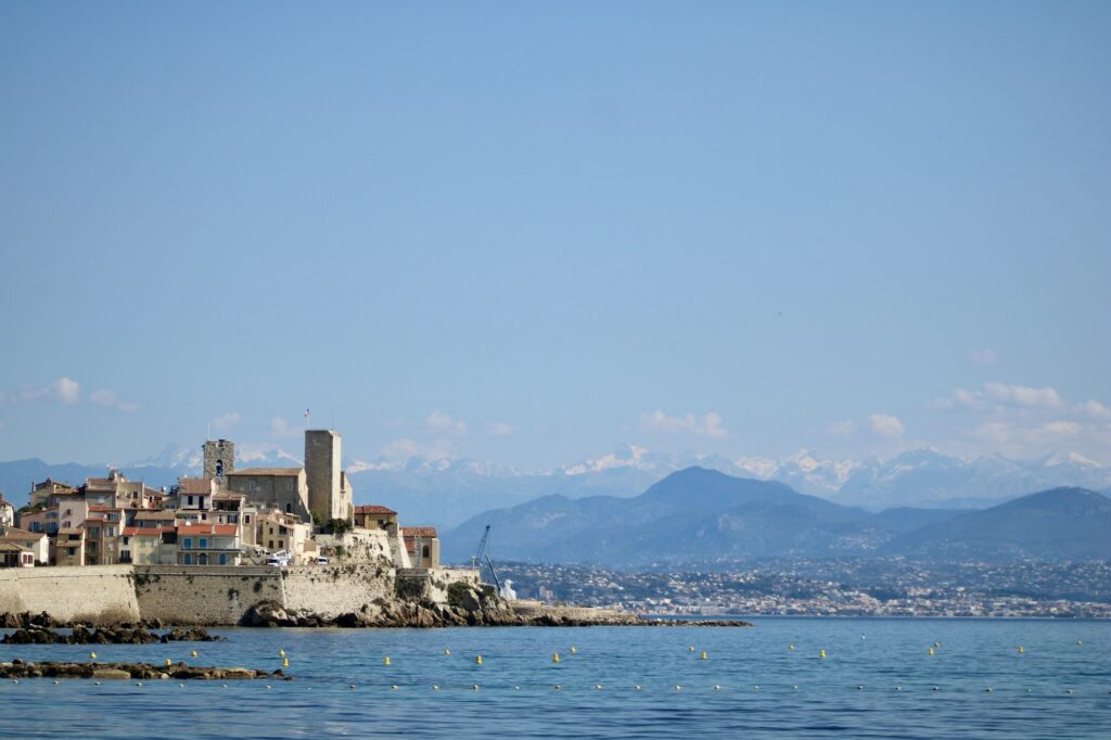 Vue printanière d'Antibes sur la Côte d'Azur, destination idéale pour les ponts de mai 2026