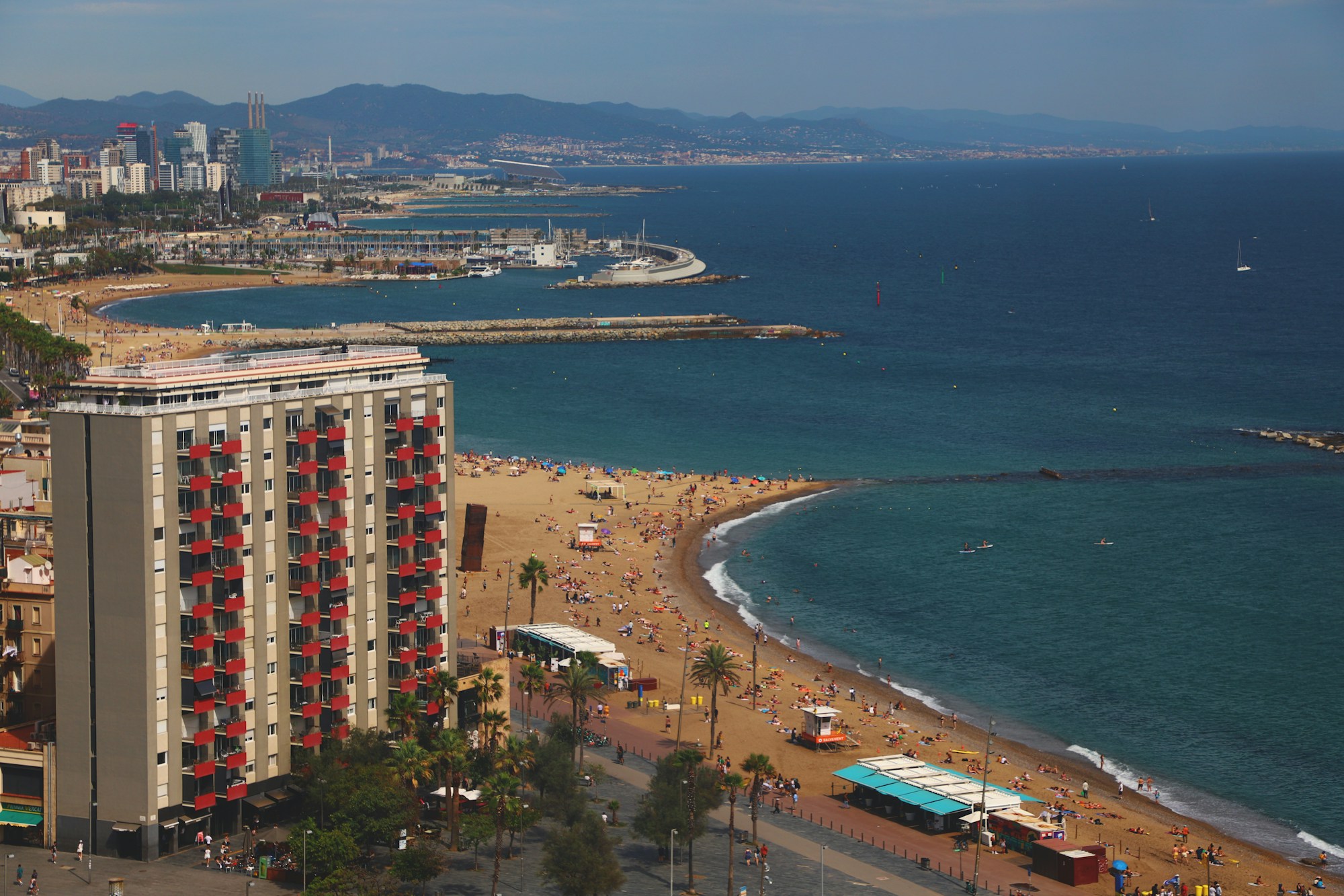 Vue aérienne de la plage de Barcelone, côte méditerranéenne en été