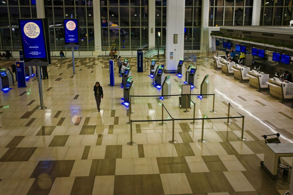 Bornes d'enregistrement automatique dans un aéroport moderne