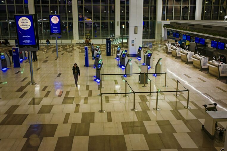 Reconnaissance faciale dans les aéroports 2026 : embarquement sans papier et fin des files d&rsquo;attente