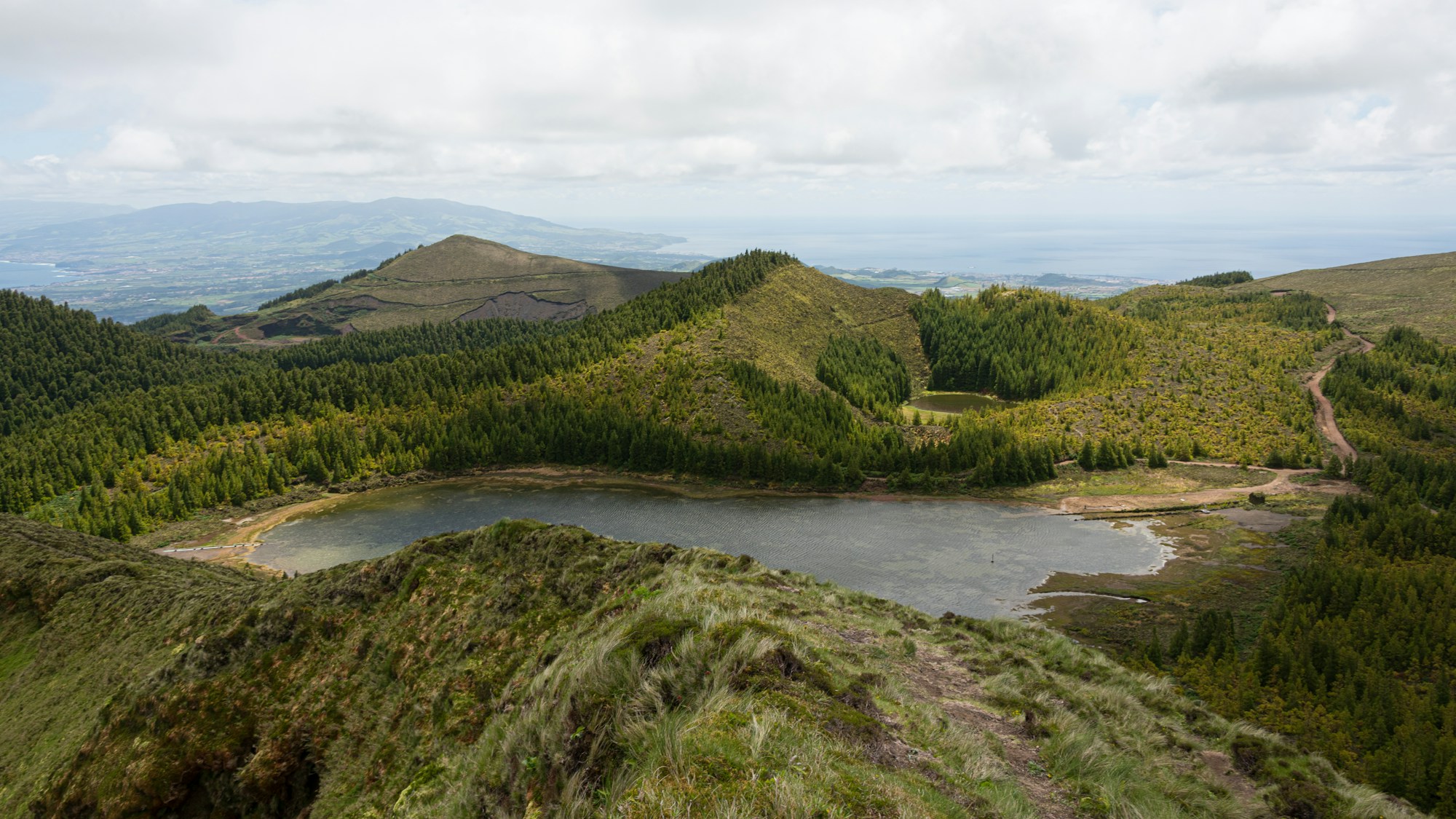 Paysage des Açores, Portugal — vallée verdoyante avec lac dans un cratère volcanique