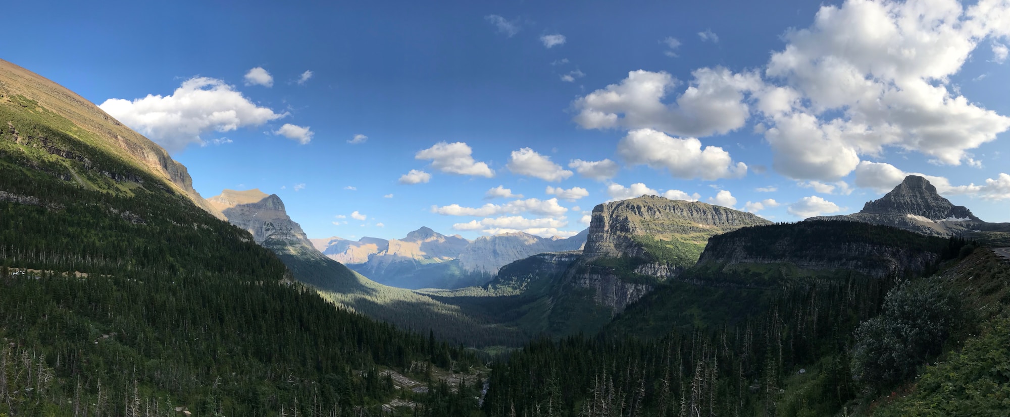 Glacier National Park au Montana, États-Unis — panorama sur les montagnes depuis Logan Pass
