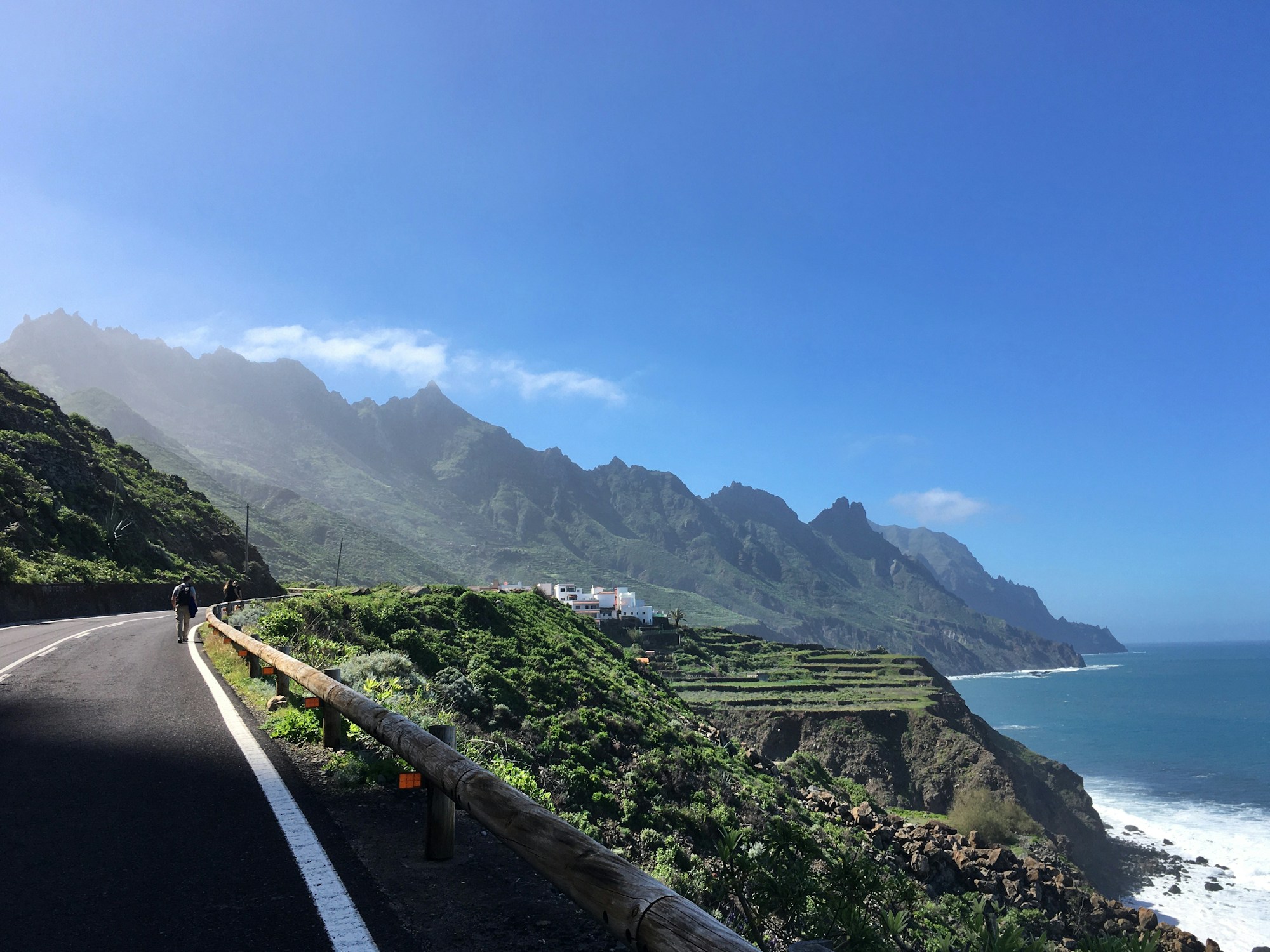 Côte de Tenerife aux îles Canaries avec falaises et océan Atlantique — retraite au soleil