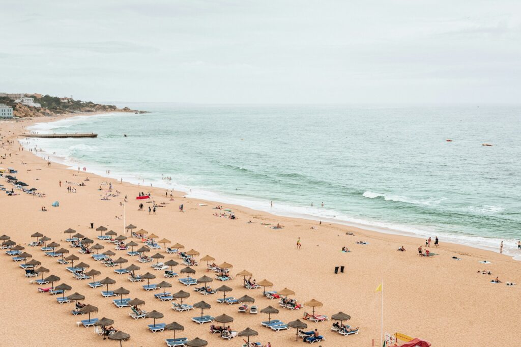 Plage ensoleillée de Praia do Túnel en Algarve au Portugal — destination retraite au soleil