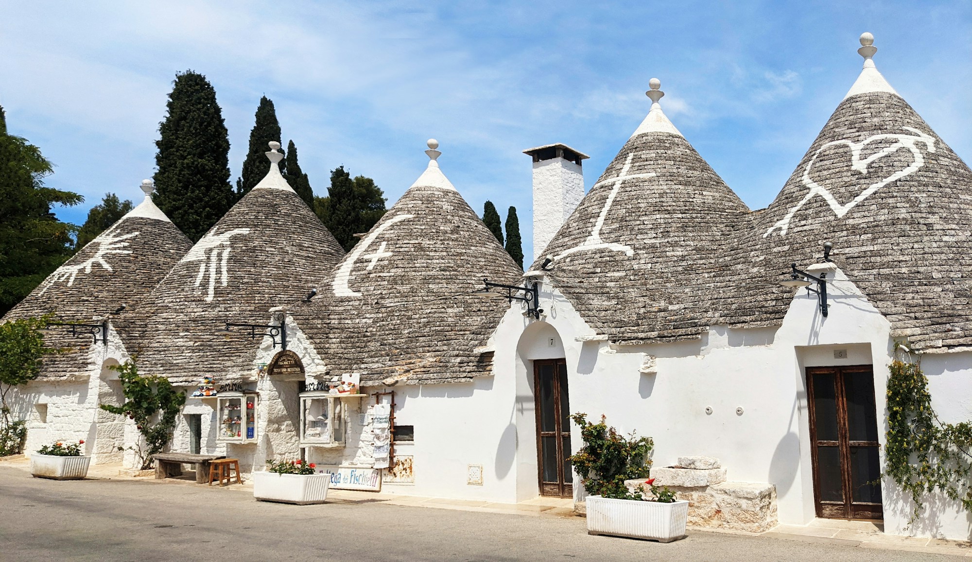 Trulli d'Alberobello dans les Pouilles en Italie du Sud — retraite au soleil