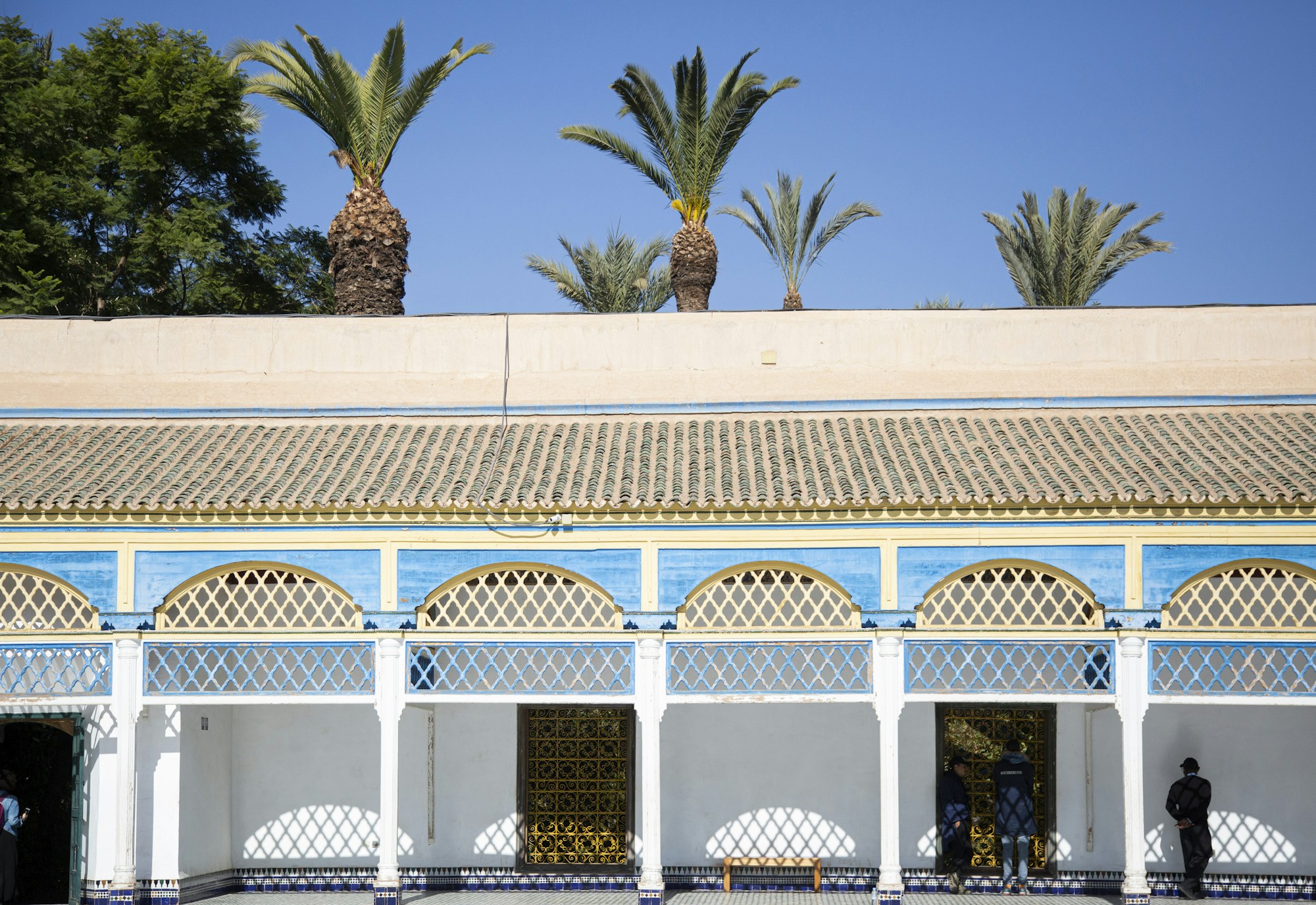 Architecture marocaine avec bâtiment traditionnel et détails colorés — retraite au Maroc