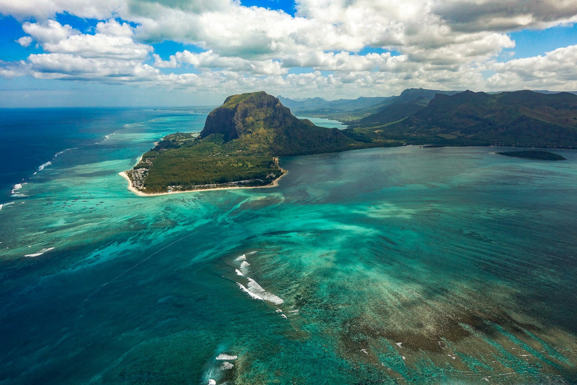 Vue aérienne de l'île Maurice avec lagon turquoise et récif corallien — retraite au soleil