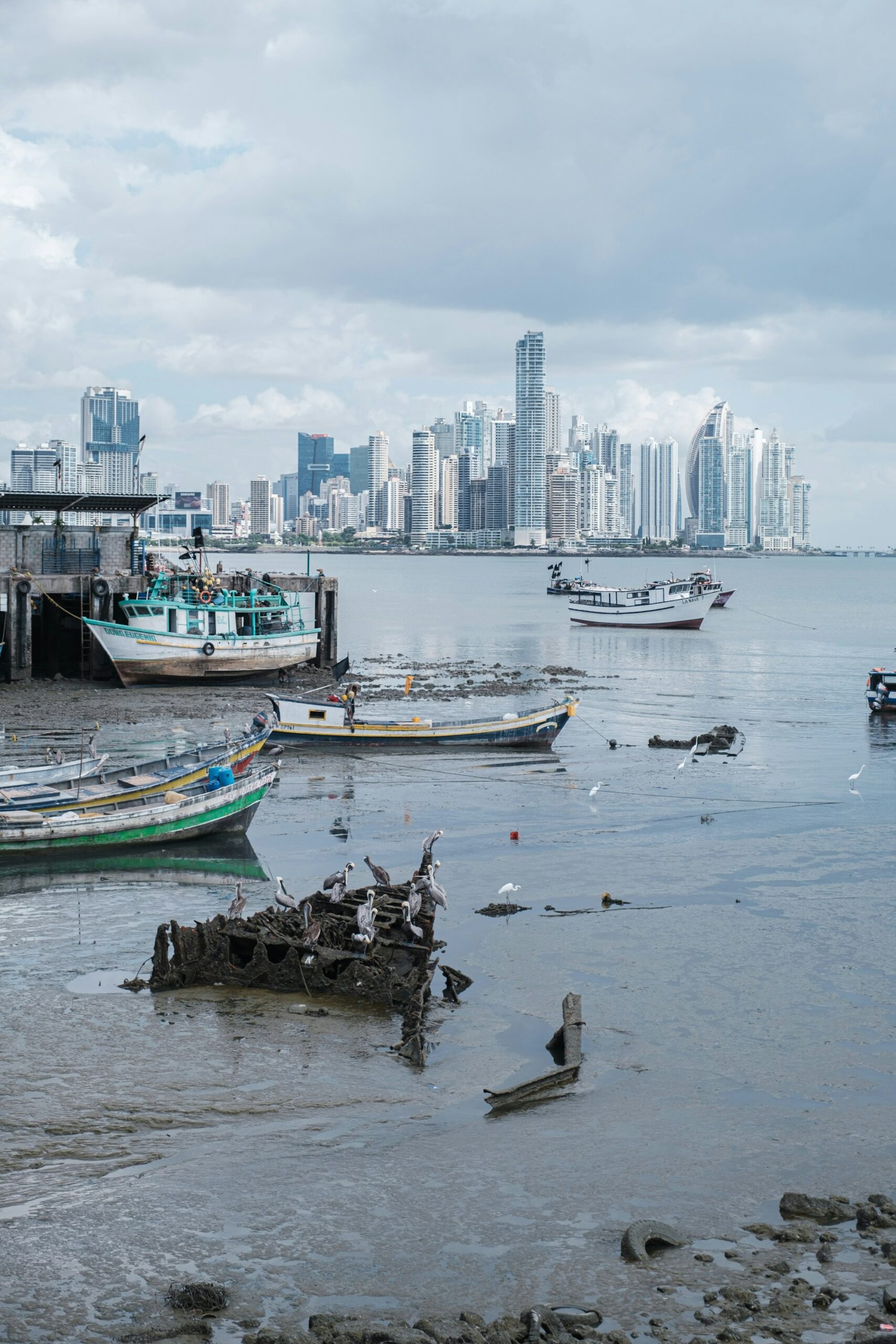 Bateaux traditionnels colorés au Panama avec eaux cristallines — retraite au soleil