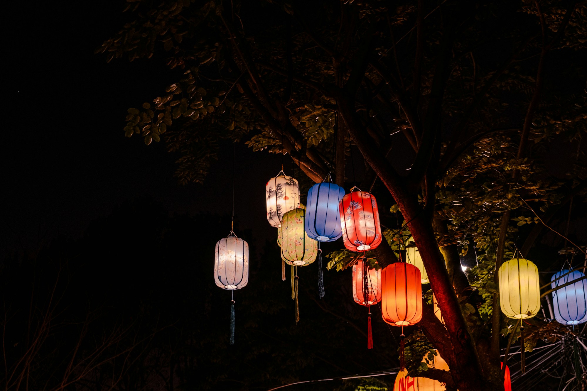 Lanternes colorées dans les rues de Hoi An au Vietnam — retraite au soleil