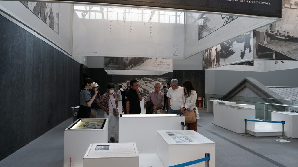 Visiteurs observant des œuvres dans une galerie d'art contemporain
