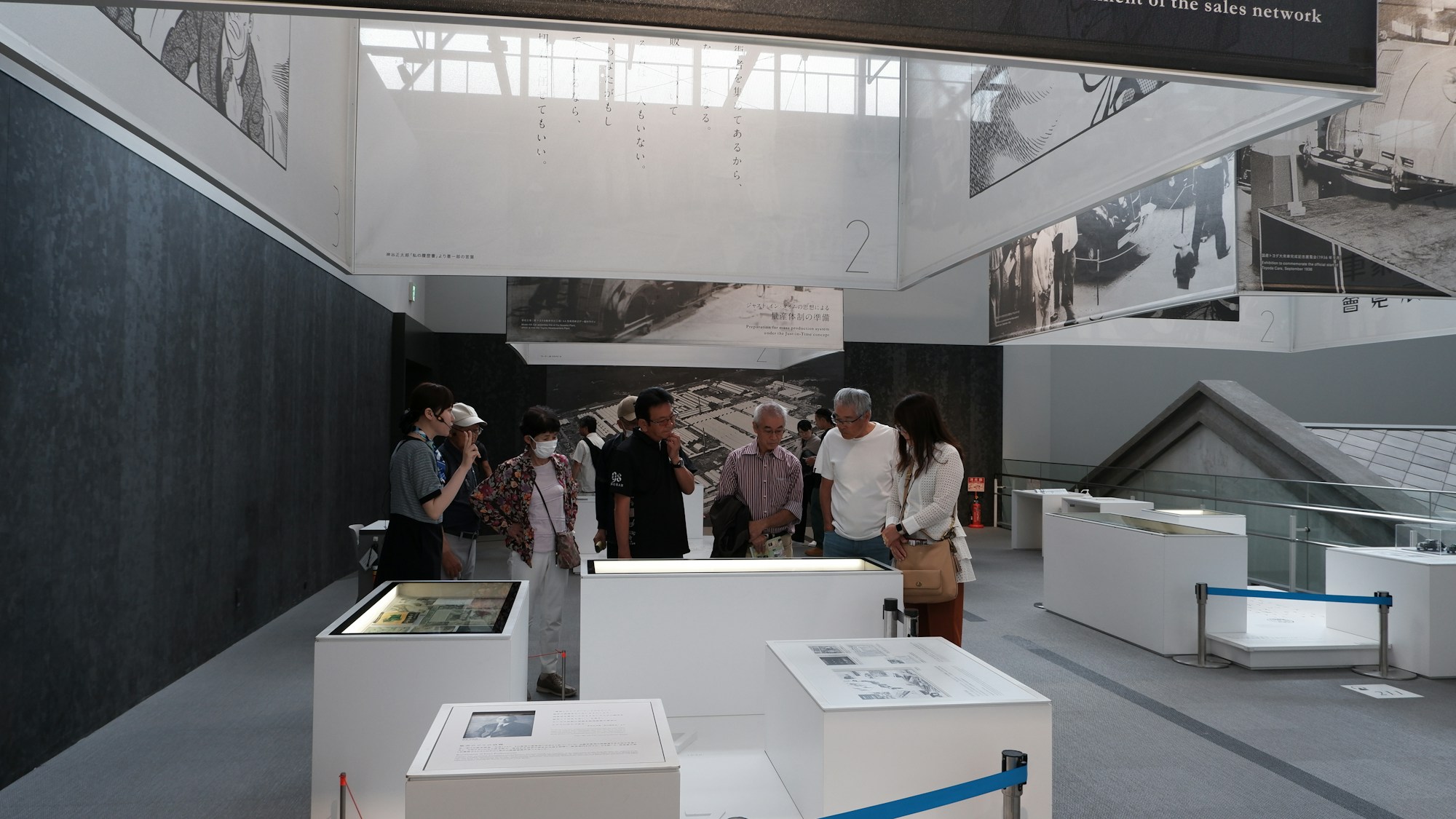 Visiteurs observant des œuvres dans une galerie d'art contemporain