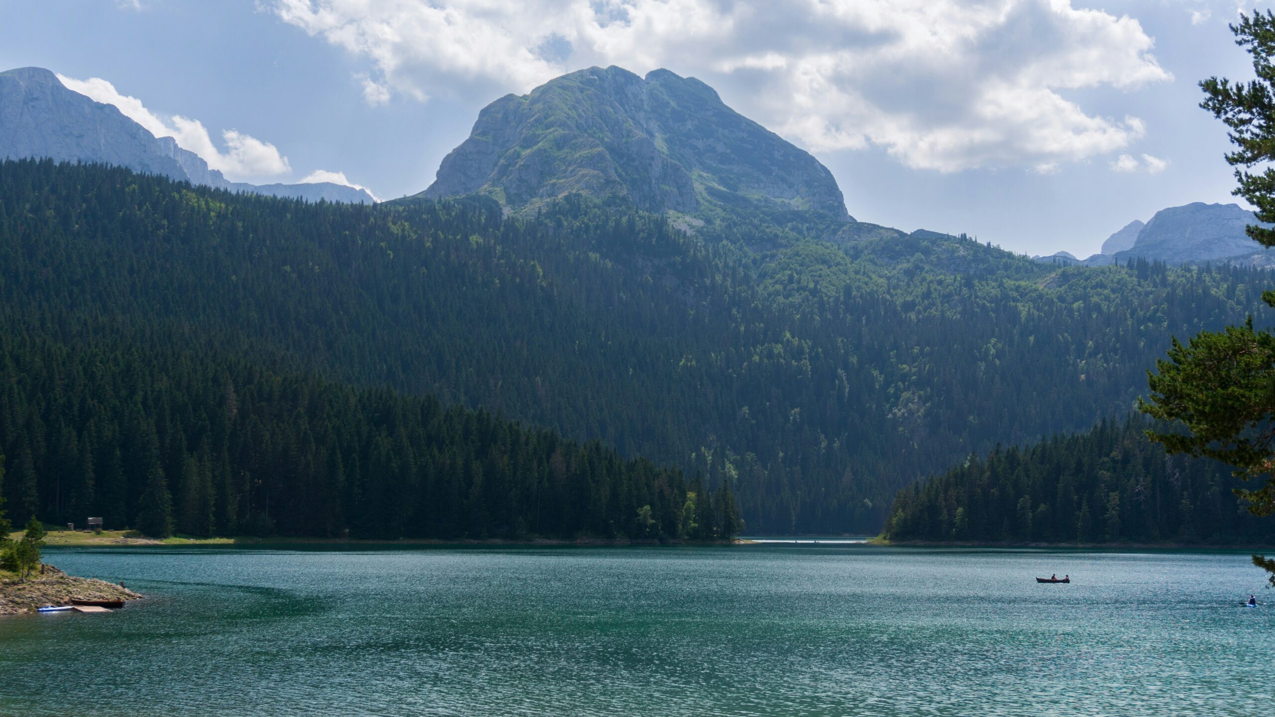 Lac Crno Jezero dans le Parc National du Durmitor, entouré de forêts et de montagnes, Monténégro