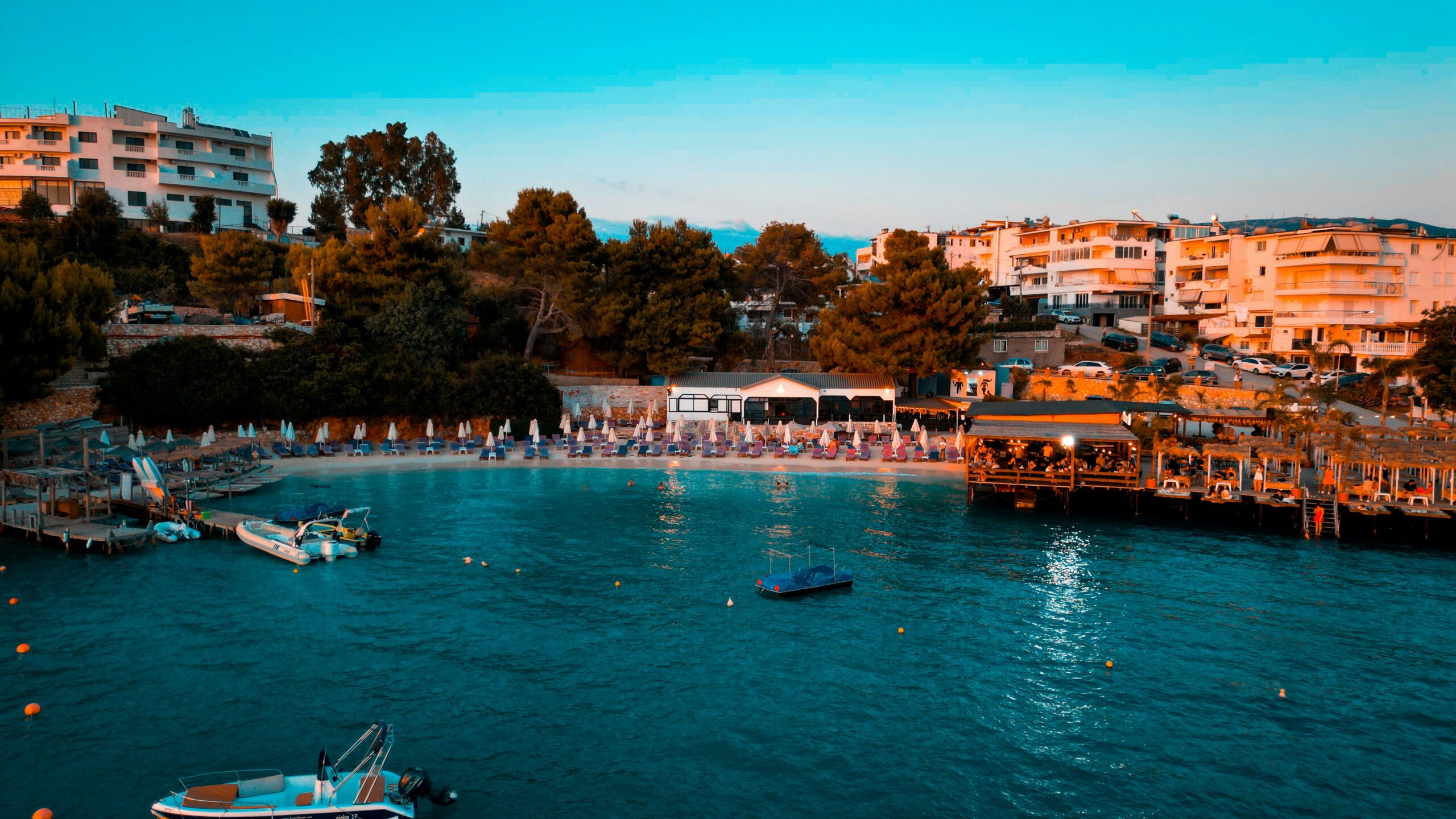 Plage de galets blancs et eaux turquoise à Ksamil, Riviera albanaise, Albanie