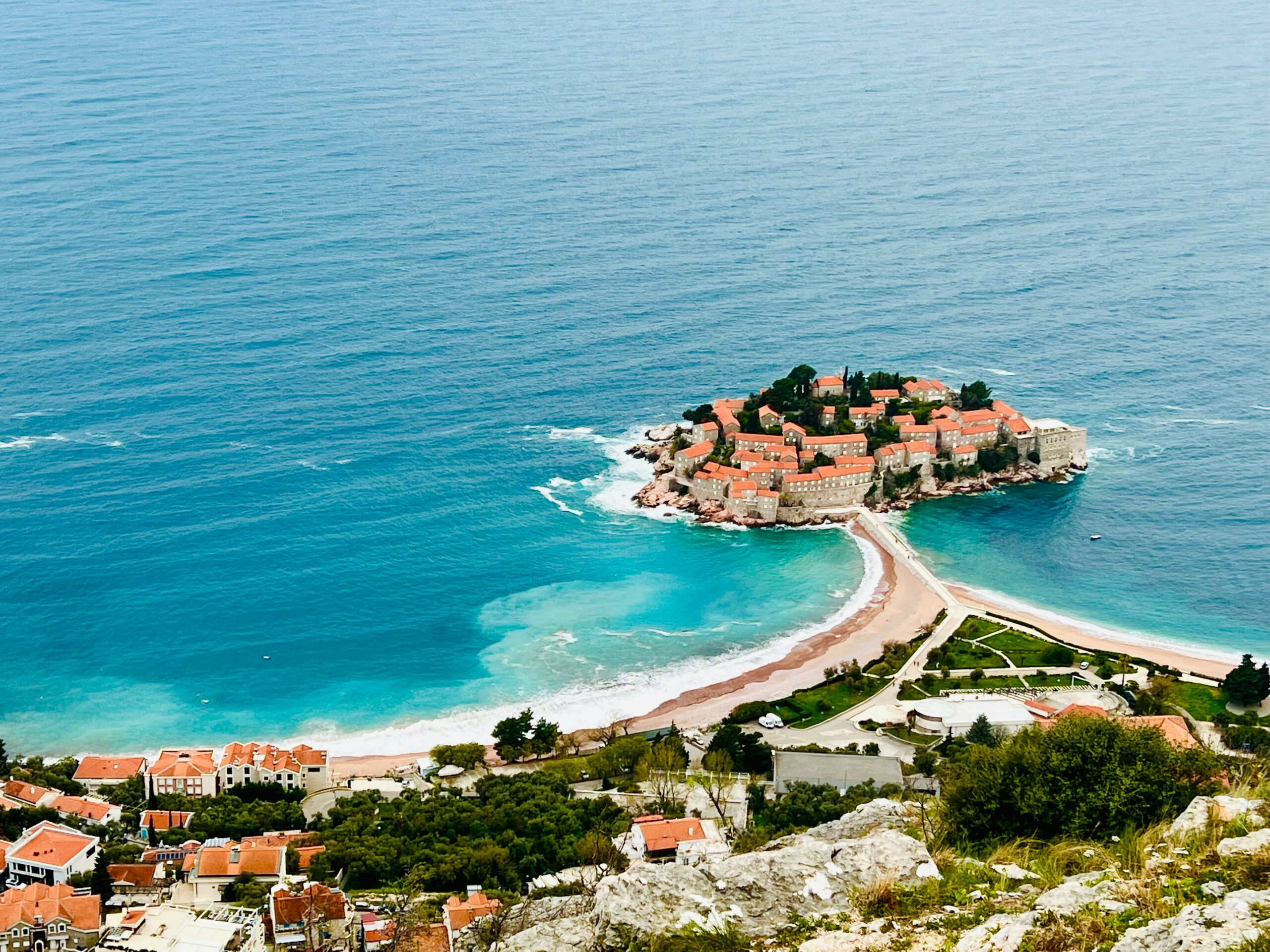 L'île-presqu'île de Sveti Stefan sur la côte adriatique du Monténégro