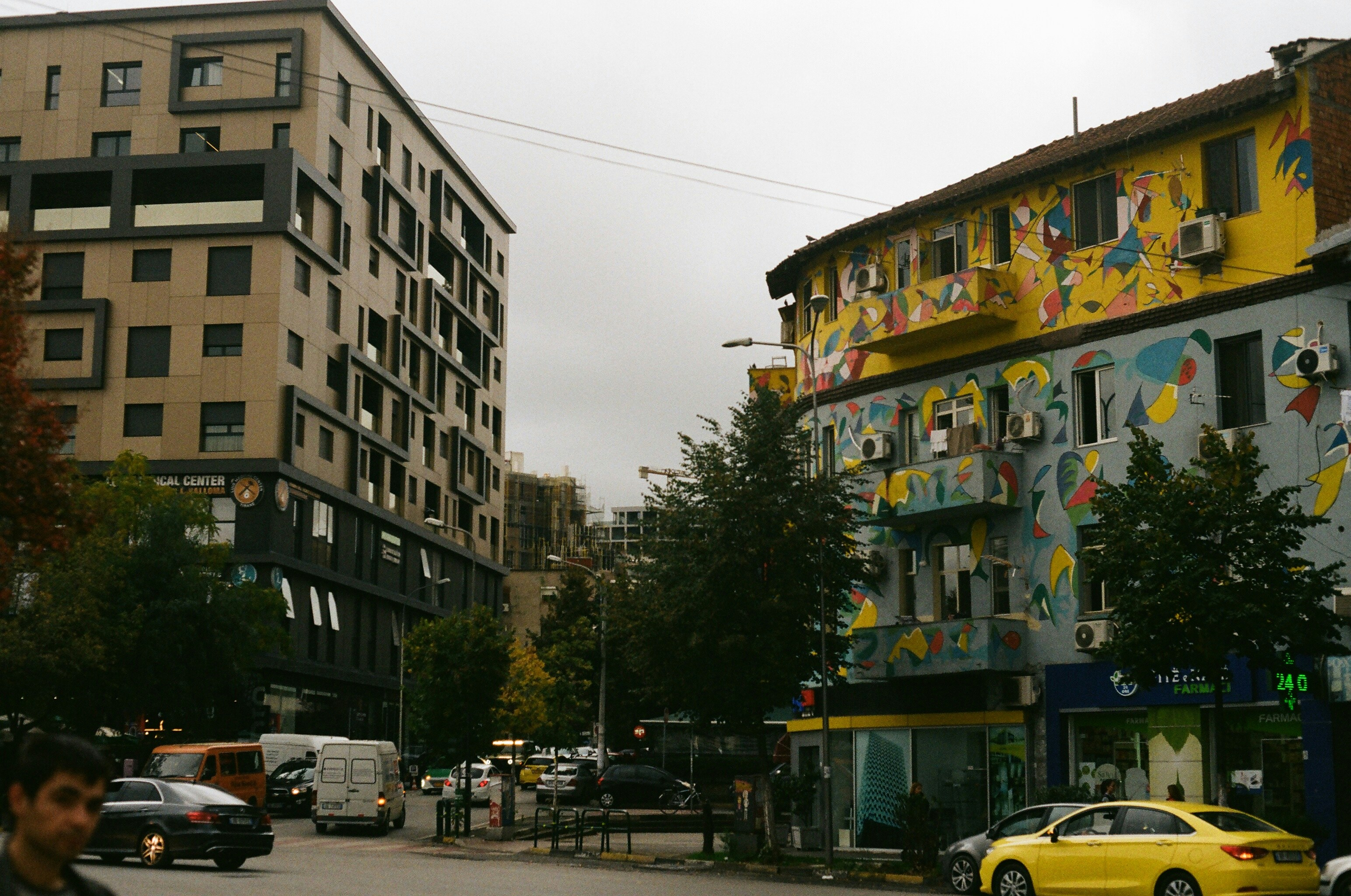 Immeubles peints de couleurs vives à Tirana, capitale de l'Albanie