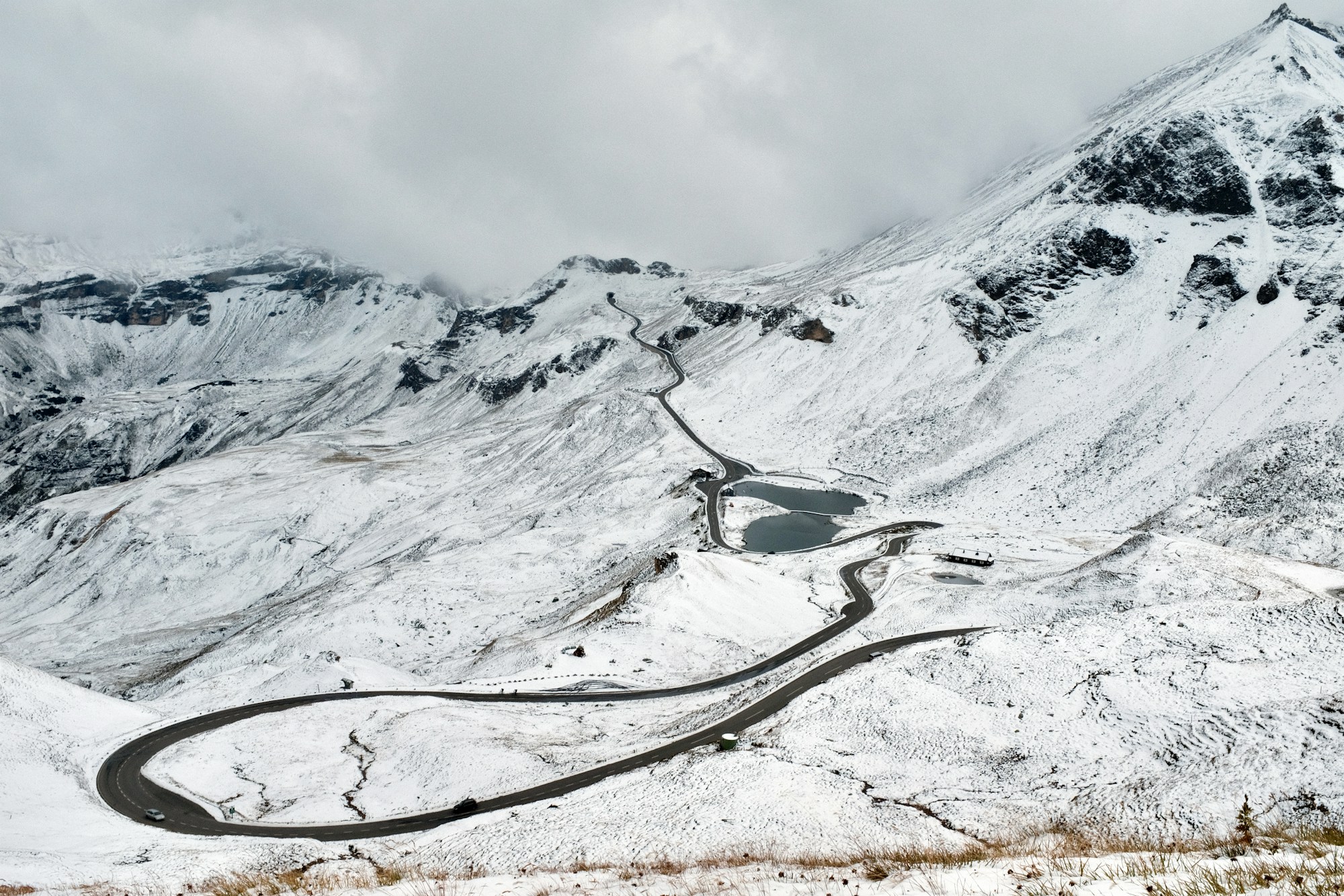 Route alpine du Grossglockner en Autriche avec sommets enneigés, itinéraire en voiture électrique
