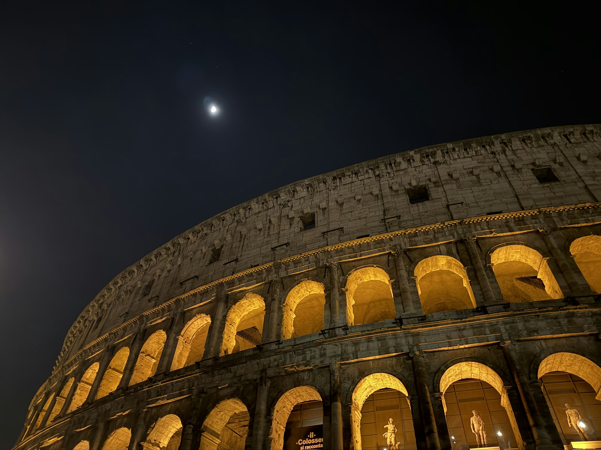 Le Colisée de Rome illuminé sous la lune, vue nocturne de l'amphithéâtre antique