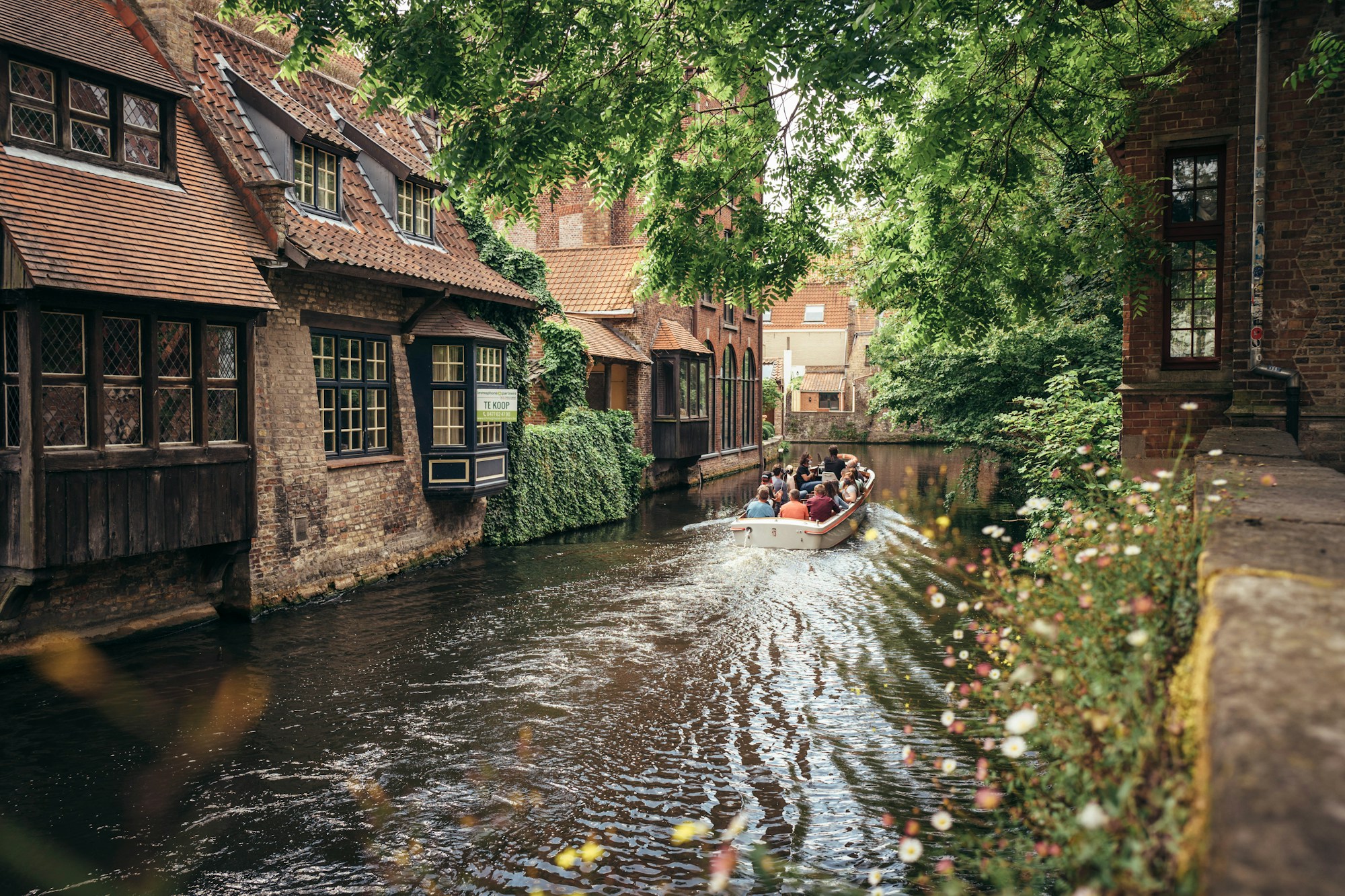 Canal de Bruges avec ses maisons médiévales, paradis des chocolatiers artisanaux