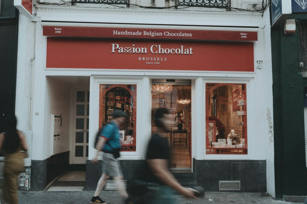 Chocolatier artisanal belge avec devanture rouge à Bruxelles