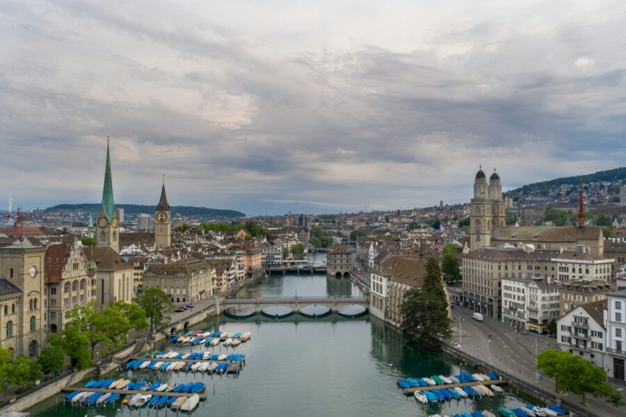 Les clochers des églises de Zurich au-dessus des toits de la vieille ville, avec le Fraumünster et le Grossmünster