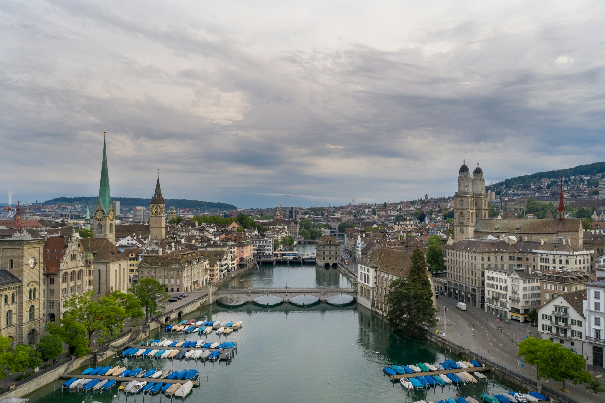 Vieille ville de Zurich avec ses quatre églises, haut lieu du chocolat artisanal suisse