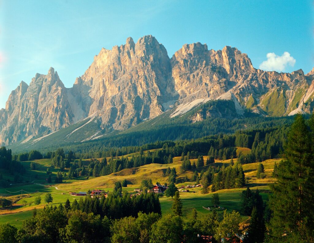 Vallée des Dolomites à Cortina d'Ampezzo en Italie au lever du soleil, prairies verdoyantes et sommets rocheux