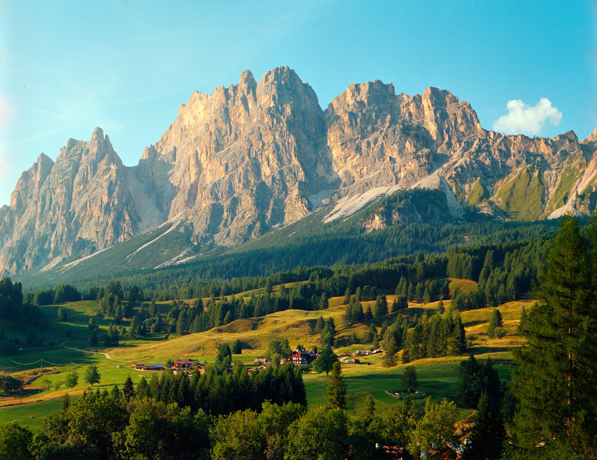 Vallée de Cortina d'Ampezzo dans les Dolomites au lever du soleil, prairies alpines et massif du Cristallo en arrière-plan