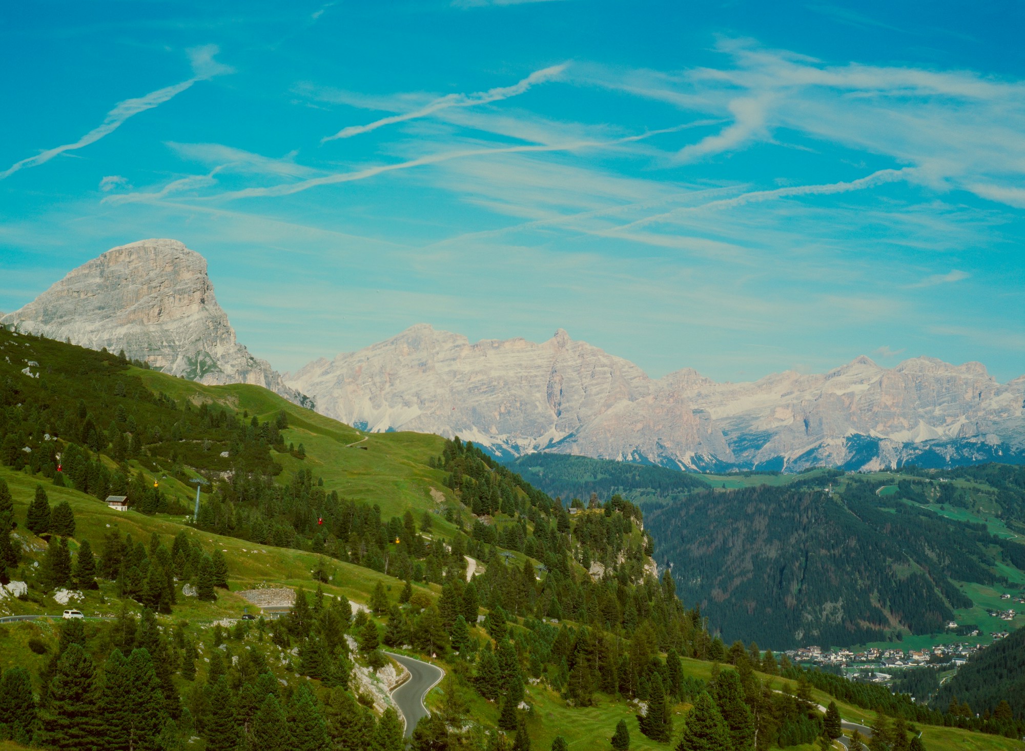 Vue panoramique des Dolomites du Tyrol du Sud en après-midi d'été, vallées verdoyantes et sommets majestueux