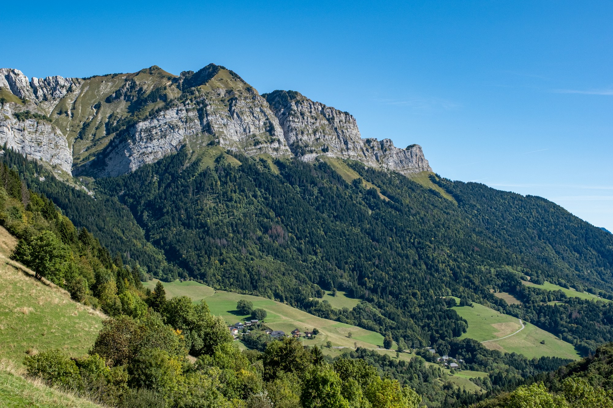 Vue panoramique du massif des Aravis depuis le Col de la Forclaz en Haute-Savoie, France, alpages verdoyants