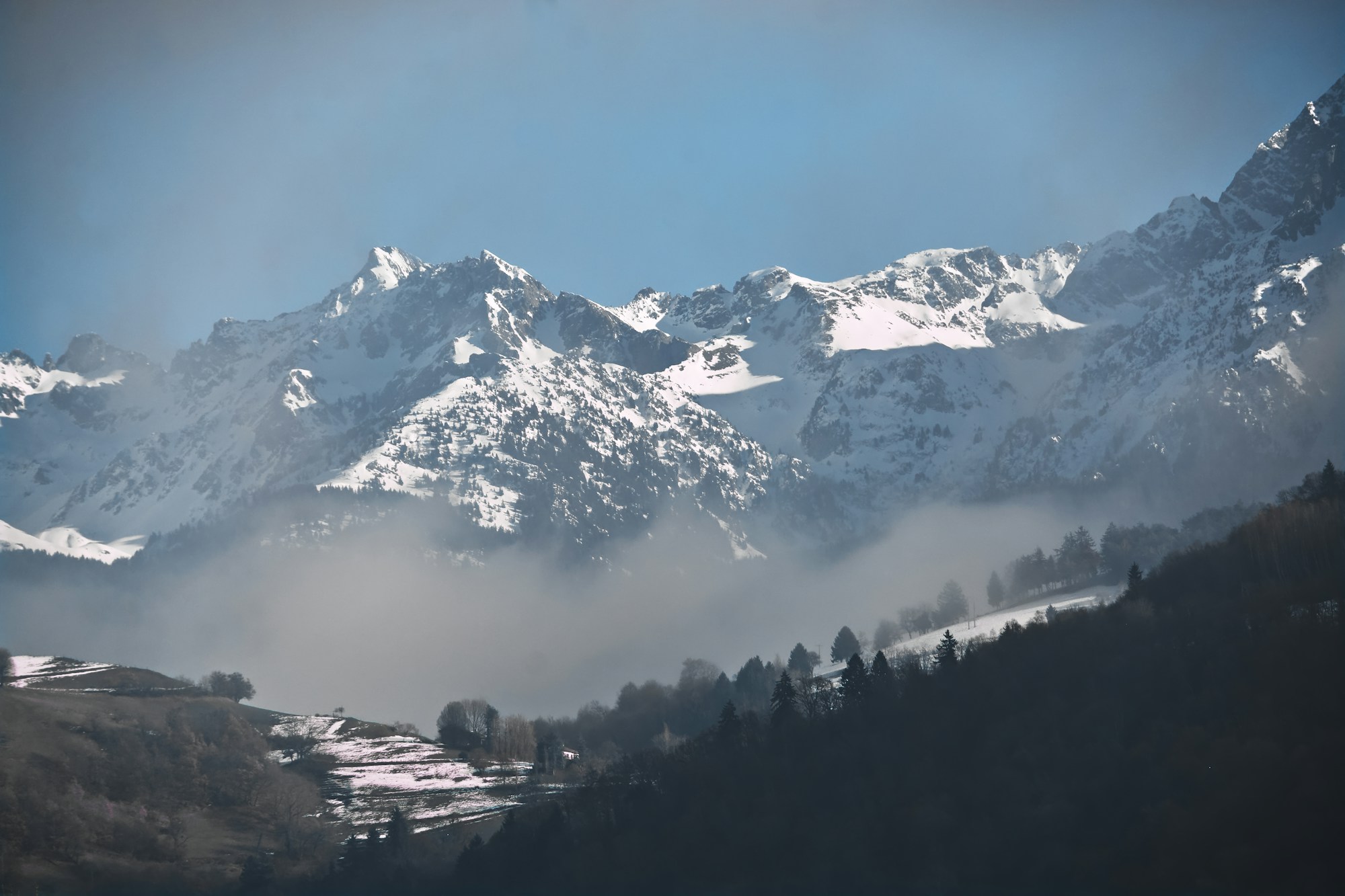 Vue hivernale sur la chaîne du Vercors depuis Grenoble, massif montagneux de l'Isère, berceau du Bleu du Vercors-Sassenage AOP