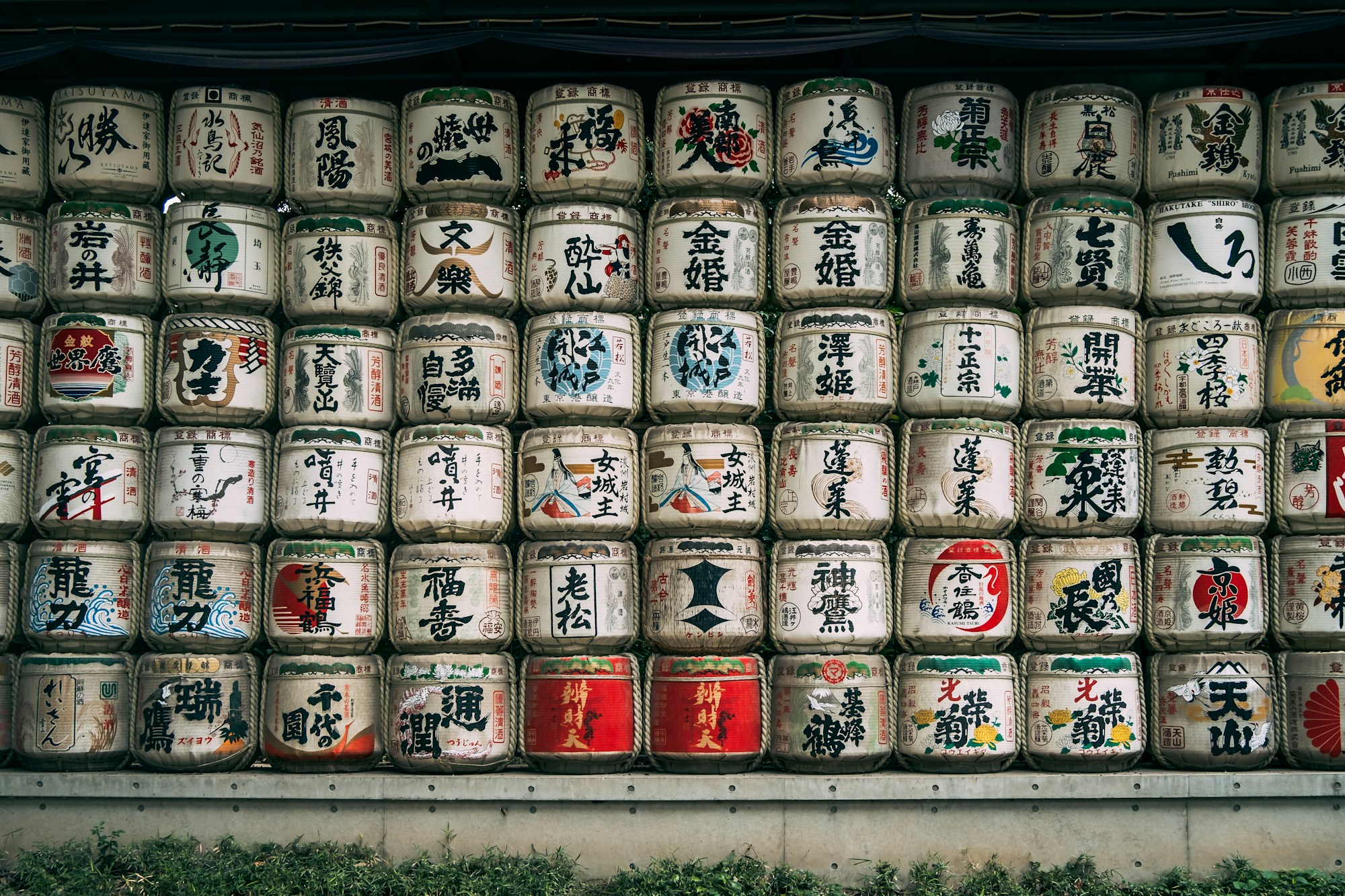 Mur de tonneaux de saké japonais en bois avec calligraphie traditionnelle, brasserie Japon