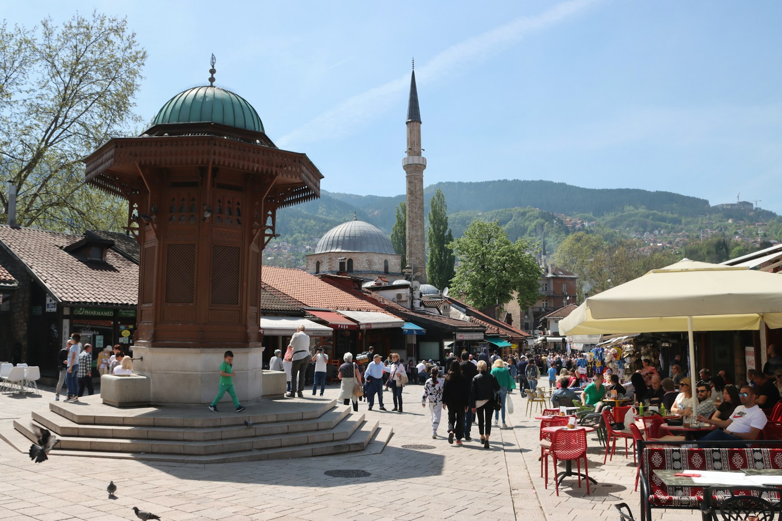 Place de Baščaršija à Sarajevo avec mosquée
