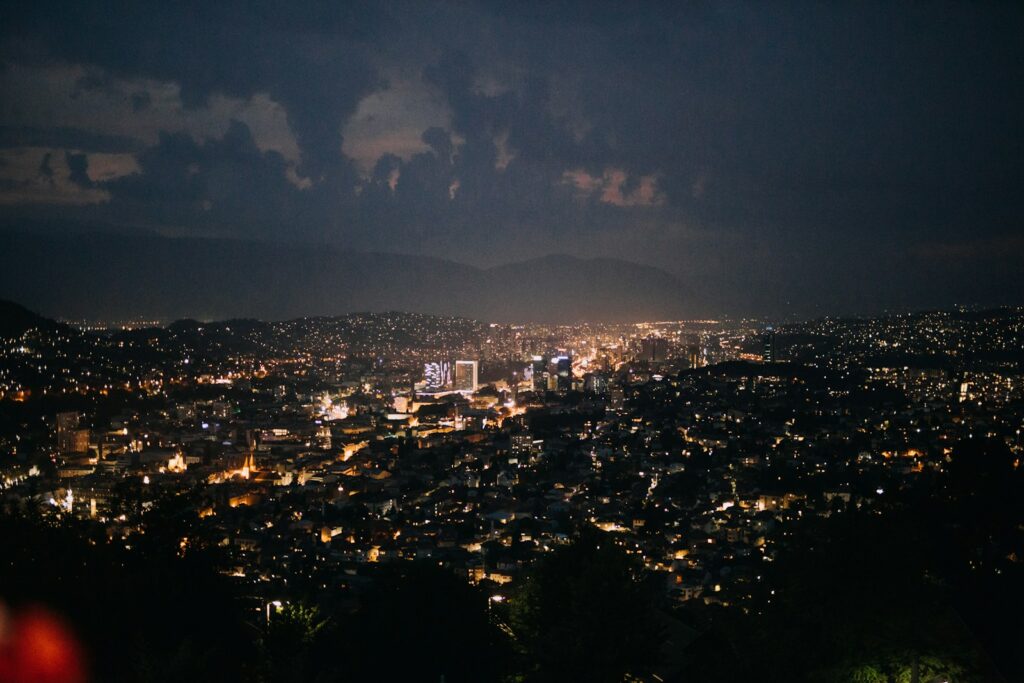 Vue panoramique de Sarajevo de nuit