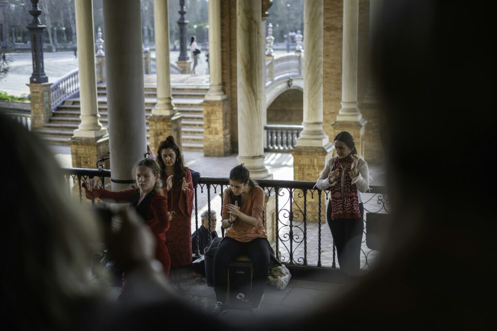 Danseuse de flamenco avec des musiciens sur une place de Séville