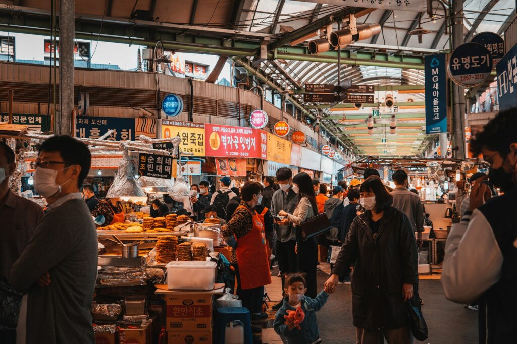Scène de rue gastronomique à Séoul avec étals de cuisine coréenne et lanternes traditionnelles