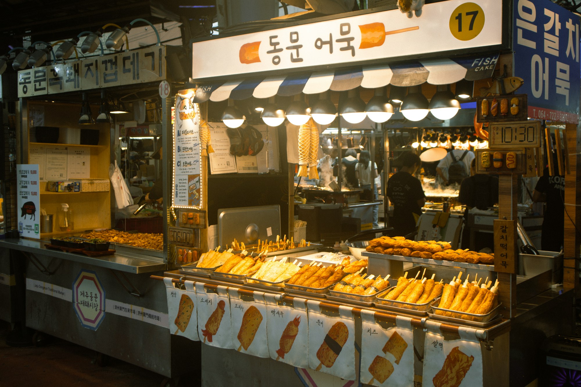 Puesto de street food coreano con brochetas de pastel de pescado y odeng en un mercado de Seúl