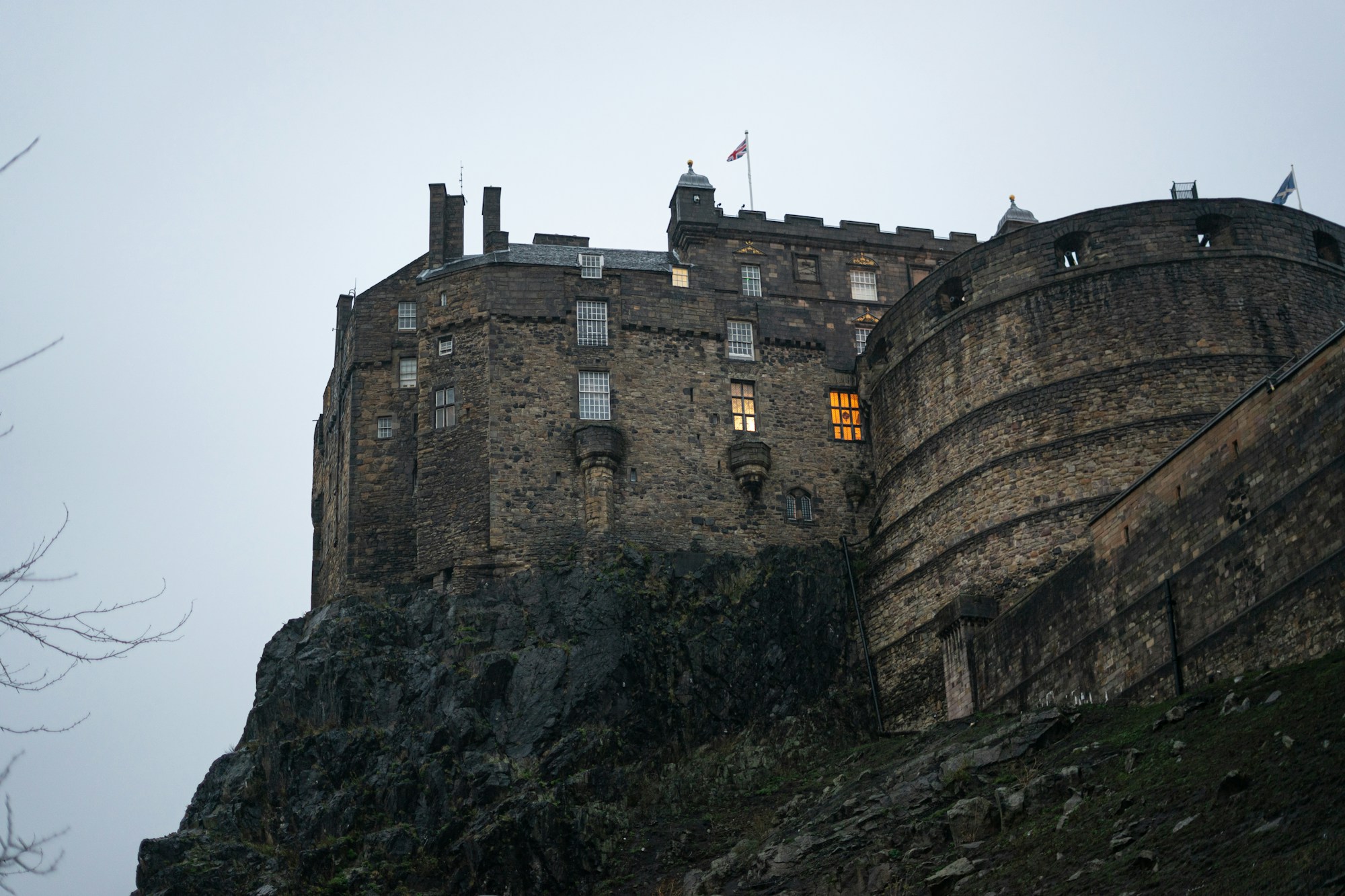 Le château d'Édimbourg perché sur son rocher volcanique, sous un ciel dramatique