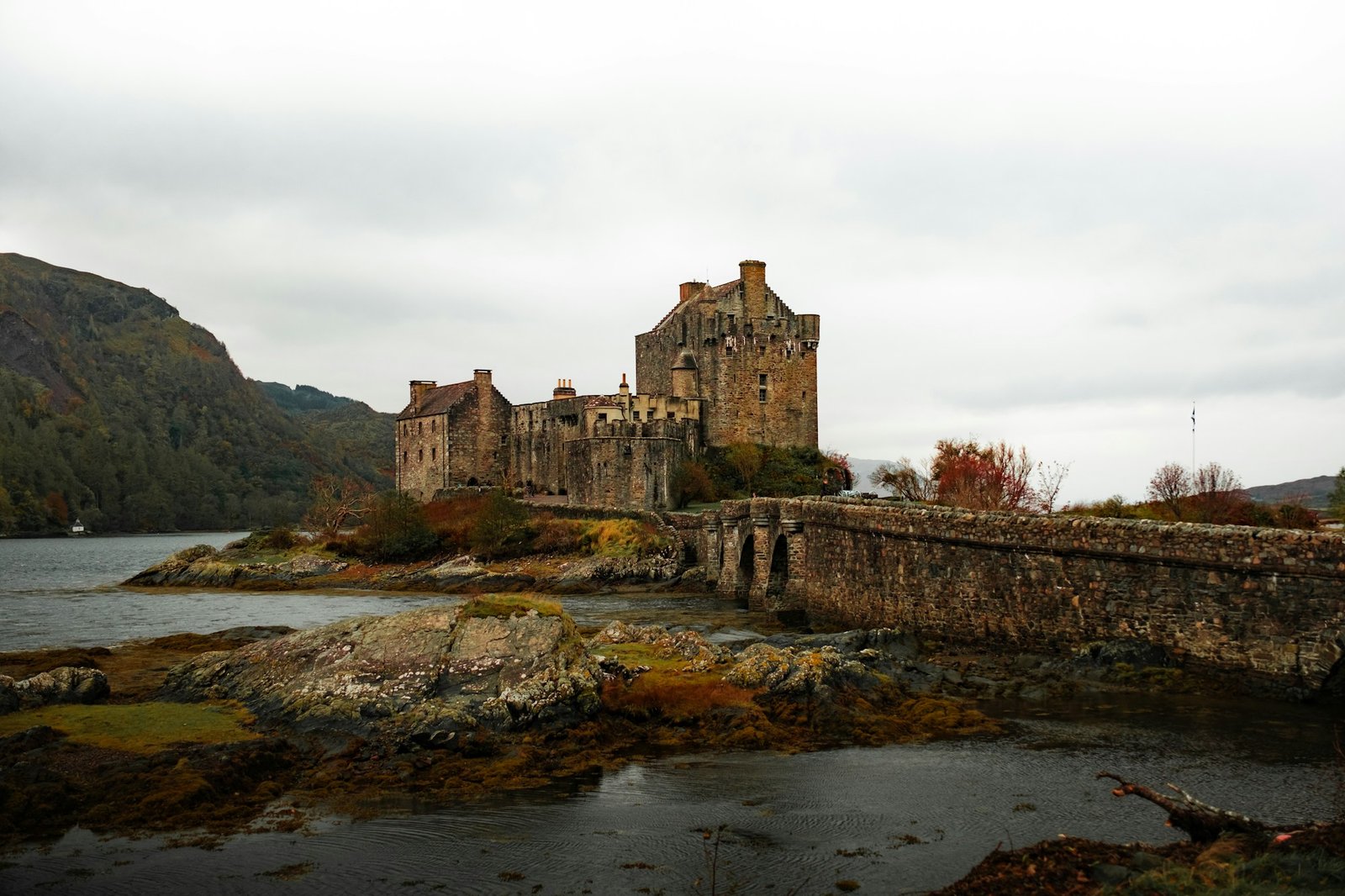 Le château d'Eilean Donan sous un ciel nuageux dramatique au cœur des Highlands d'Écosse