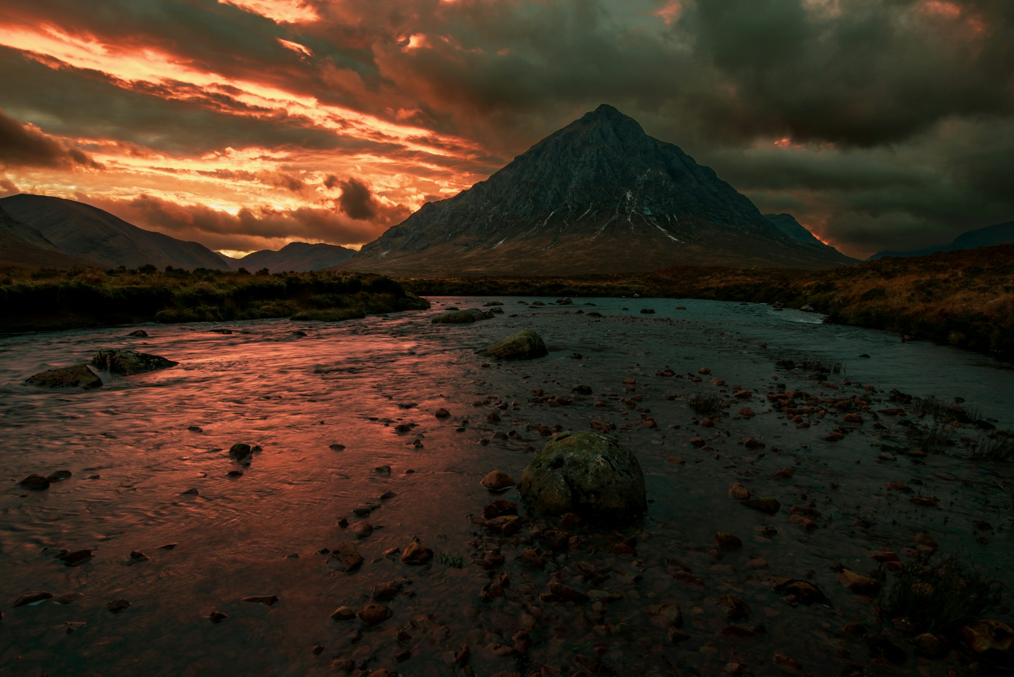 Vallée de Glencoe en Écosse, paysage dramatique avec montagnes et ciel nuageux en juin