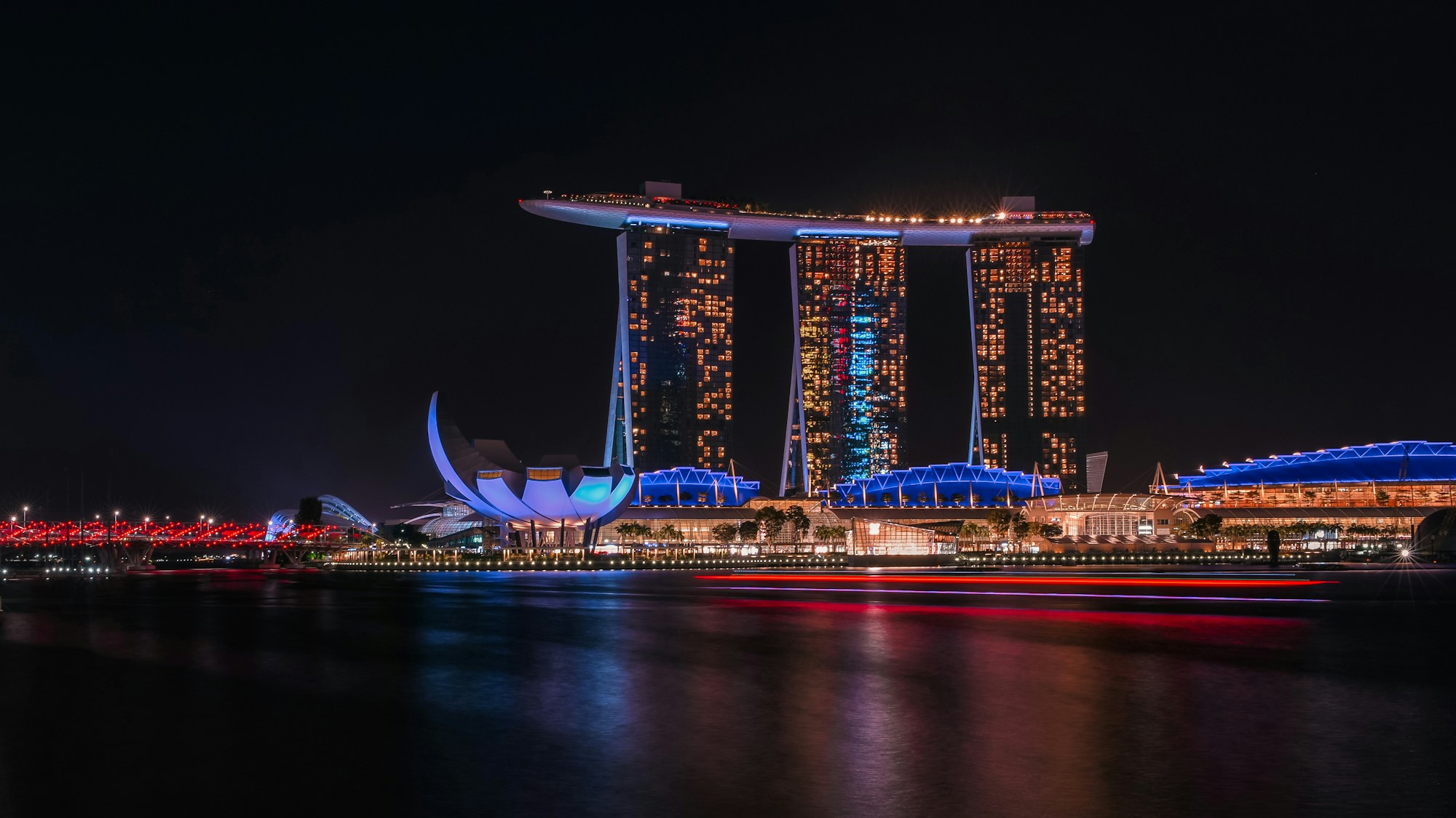 Skyline de Singapour la nuit avec le Marina Bay Sands illuminé reflété dans l'eau