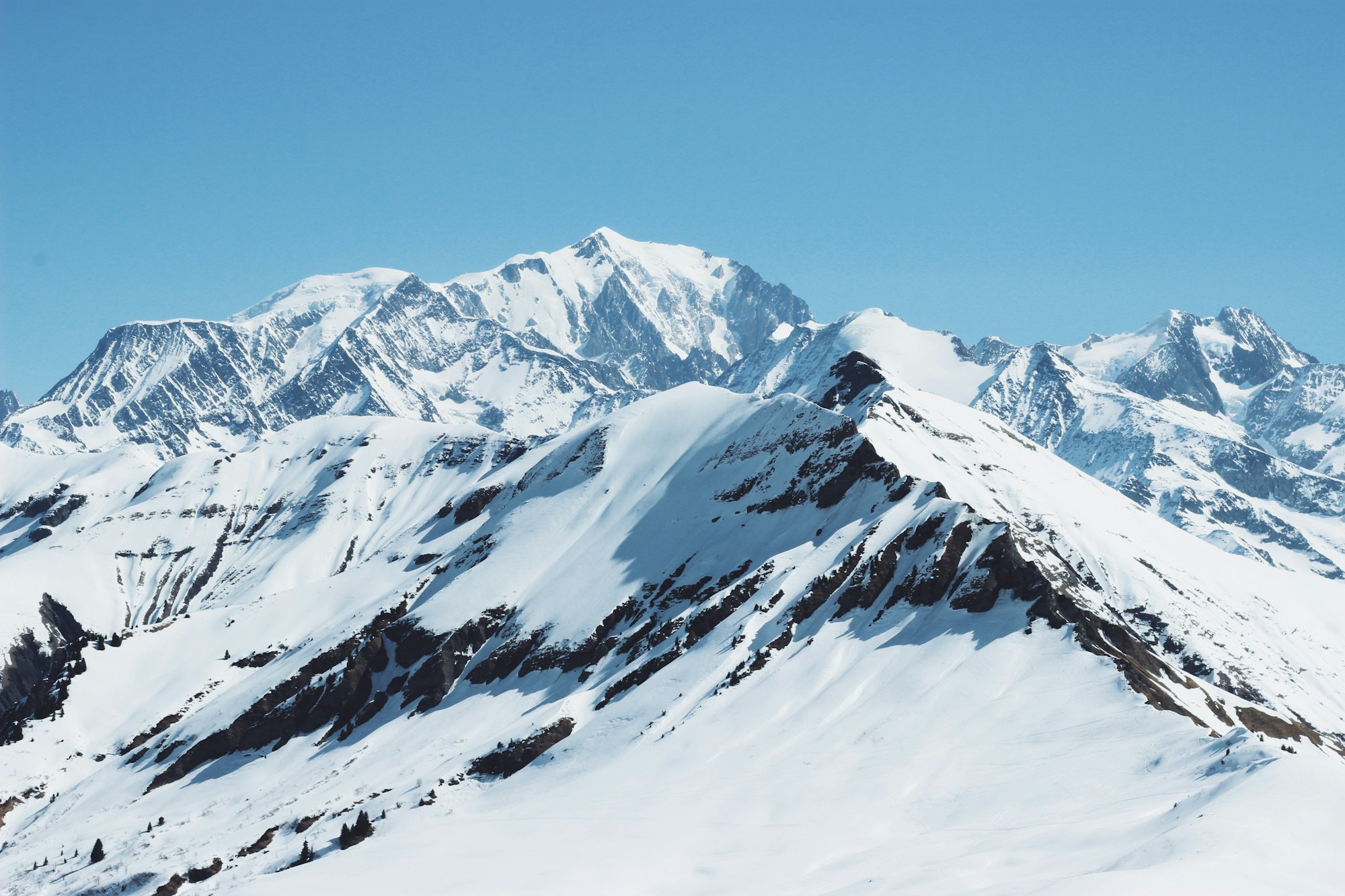 Vue hivernale sur le massif du Mont Blanc depuis Chamonix, point de départ de la Haute Route en ski de randonnée