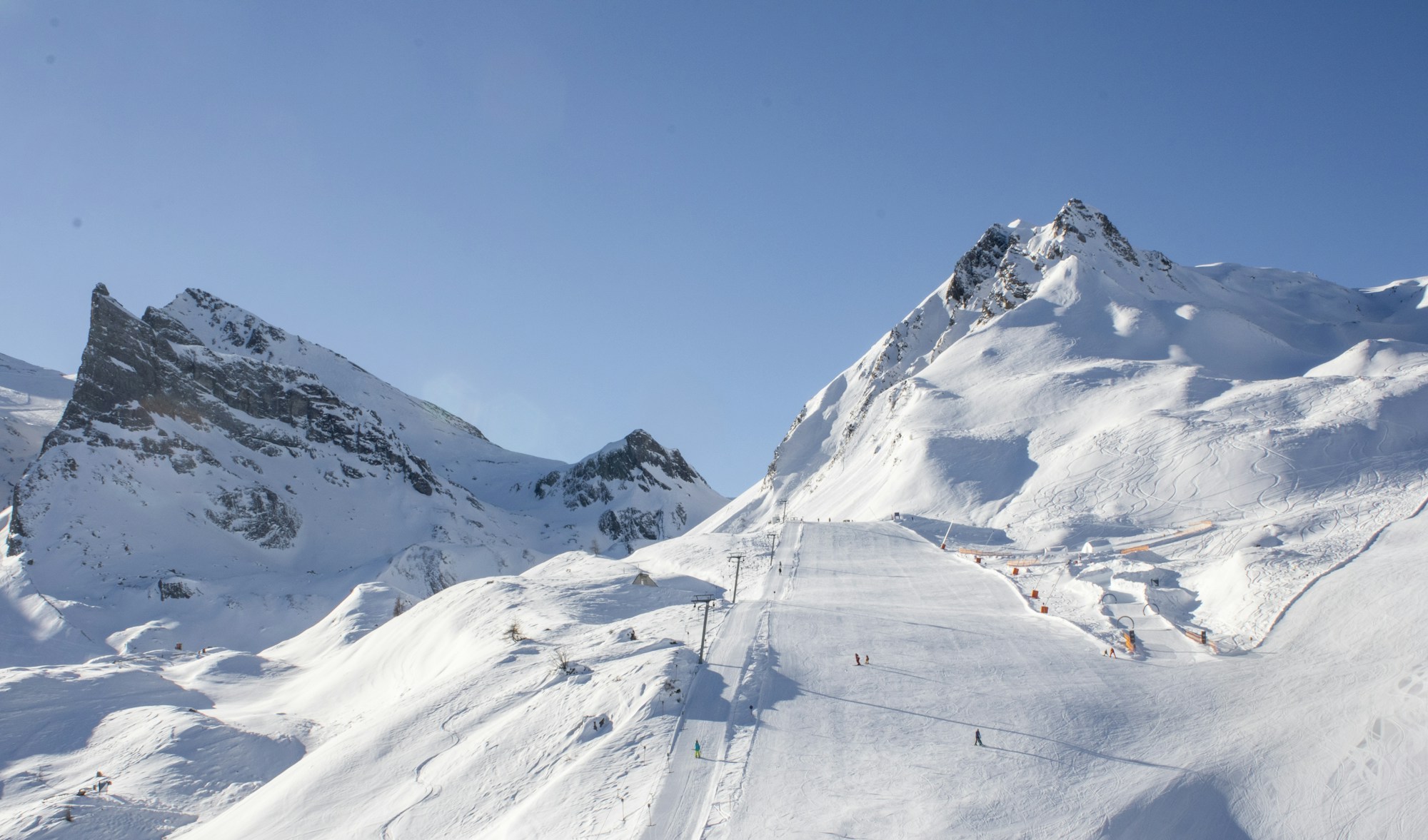 Ski de randonnée sur glacier dans les Alpes autrichiennes du Tirol, traversée Silvretta