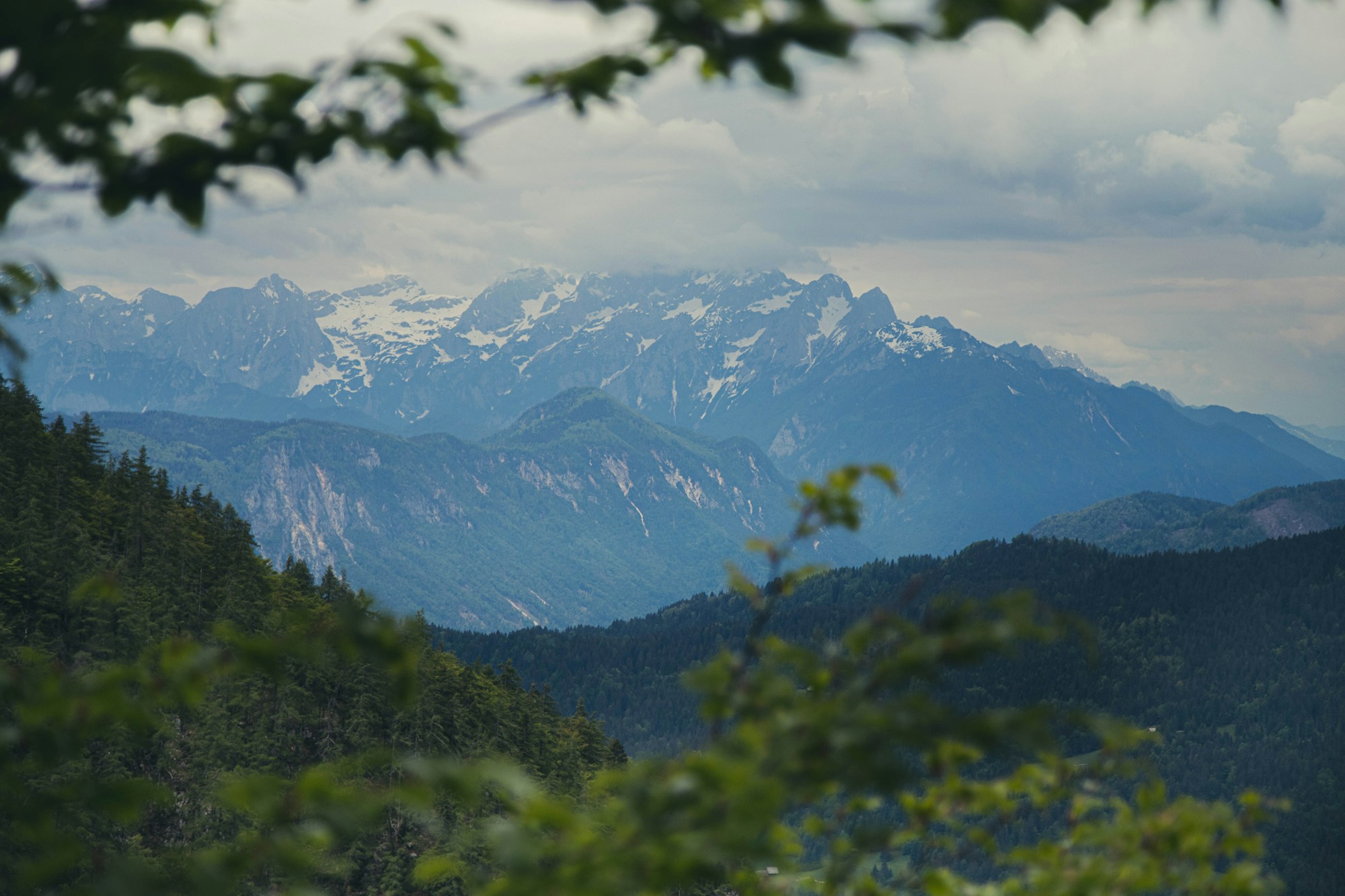 Paysage des montagnes de Slovénie avec forêts et ciel nuageux — itinéraire gravel