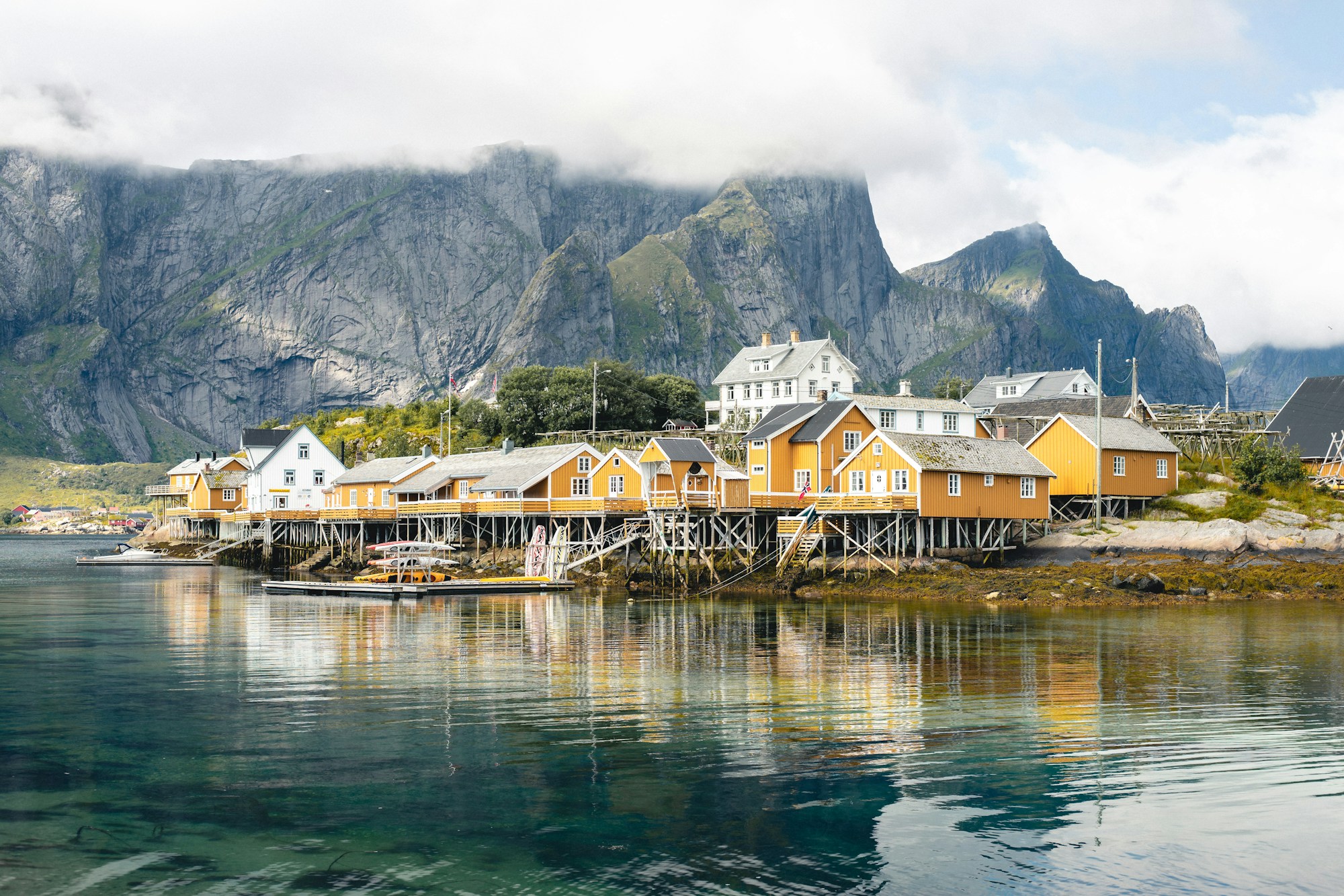 Maisons de pêcheurs traditionnelles colorées aux pieds des montagnes sur l'eau des îles Lofoten, Norvège