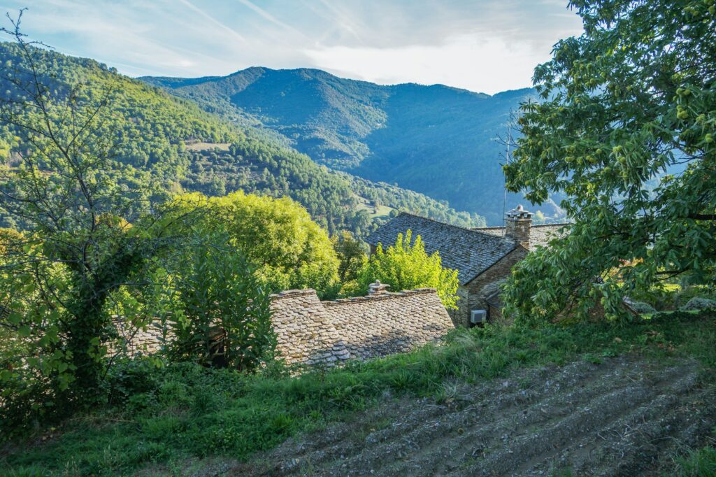 Randonneurs découvrant les paysages sauvages des Cévennes, incarnation du slow travel