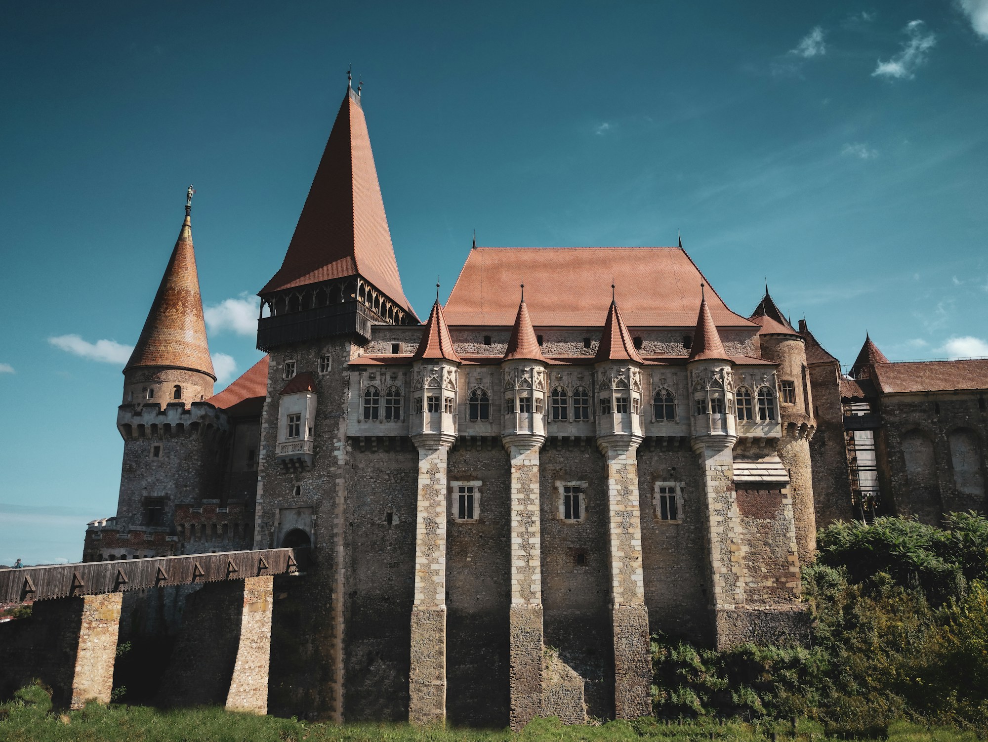 Château médiéval roumain avec ses tours de pierre sous un ciel bleu en Transylvanie