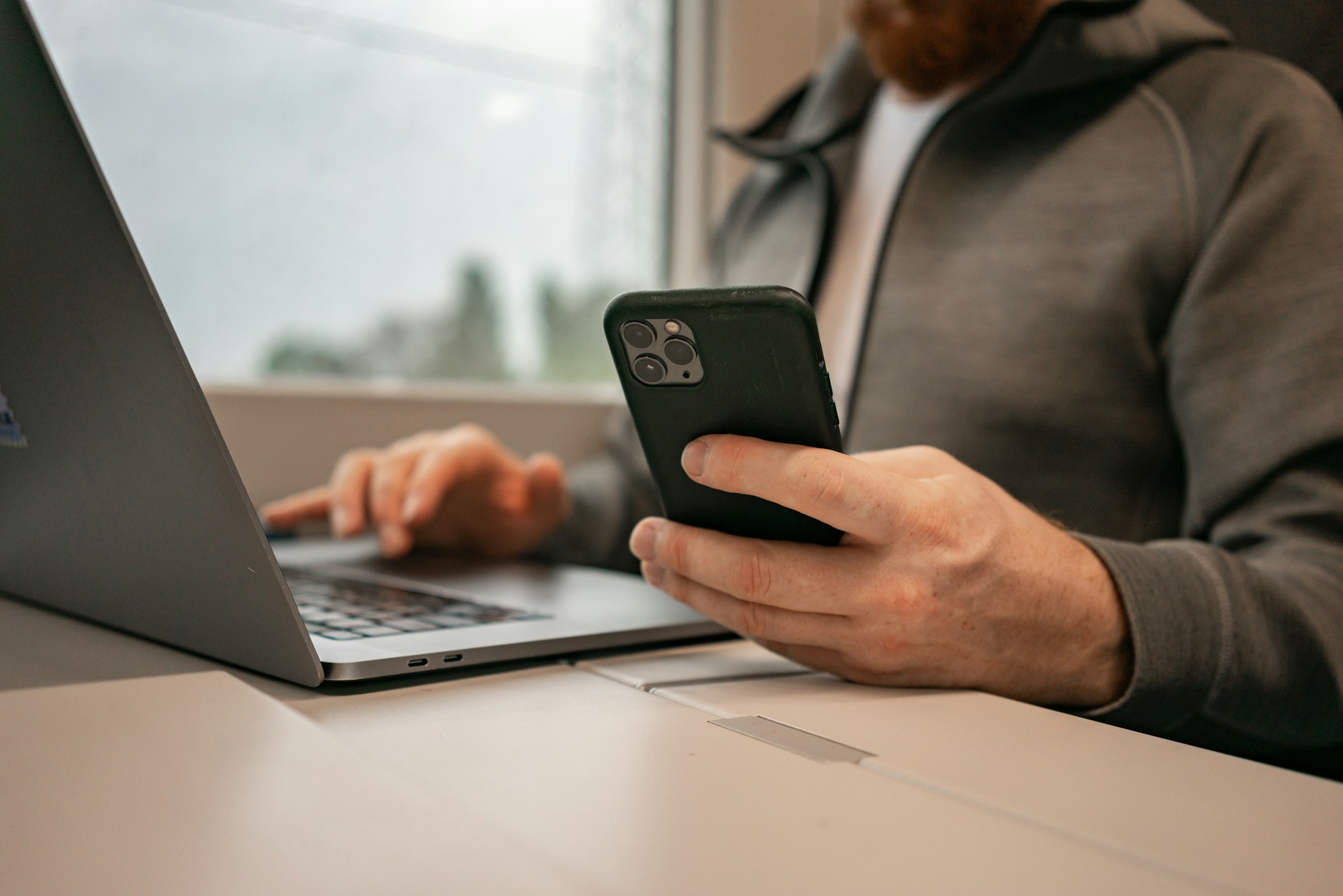 Travailler sur un laptop en voyageant en train, le slowmad lifestyle