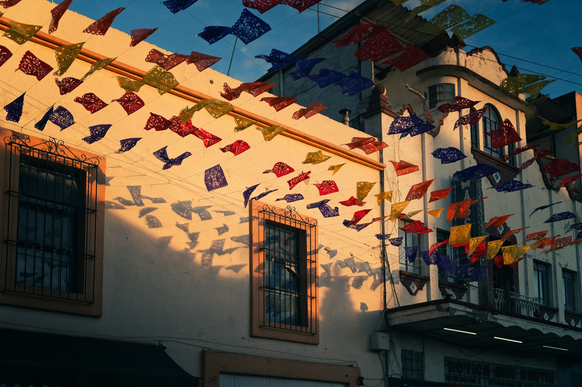 Papel picado coloré dans les rues d'Oaxaca au Mexique