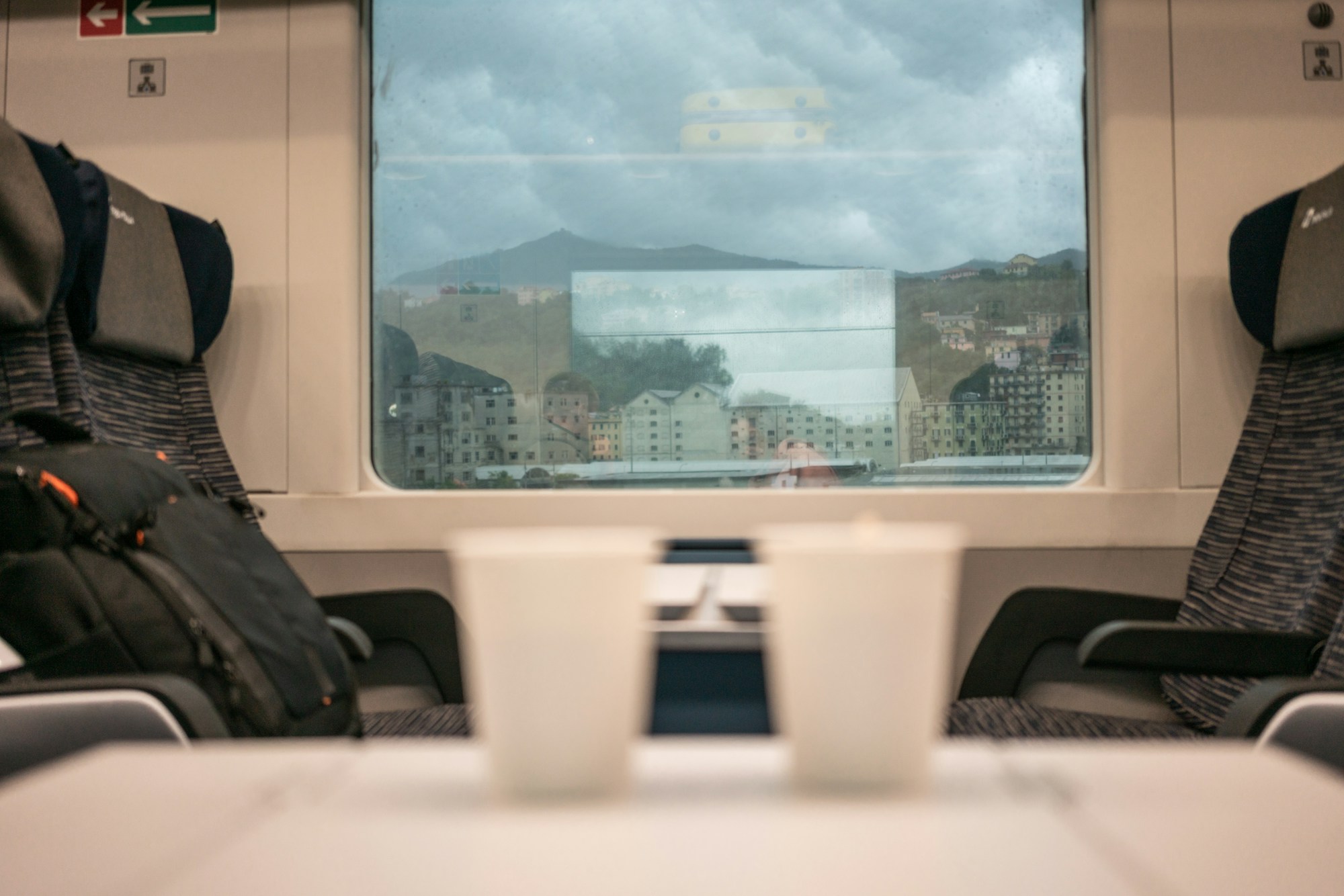 Vue depuis une fenêtre de train traversant la campagne italienne